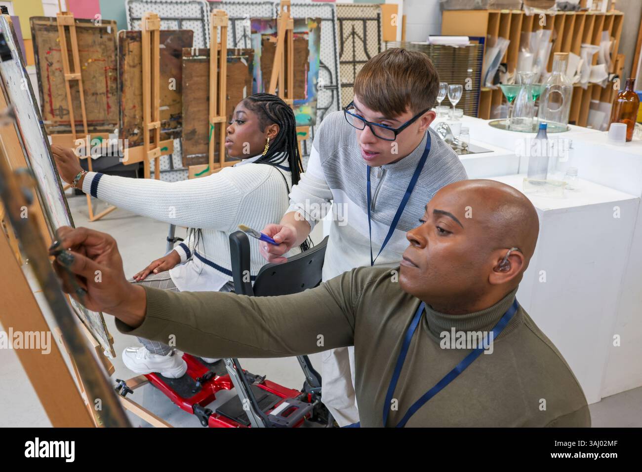 Les personnes ayant divers handicaps aux cours d'art. Banque D'Images