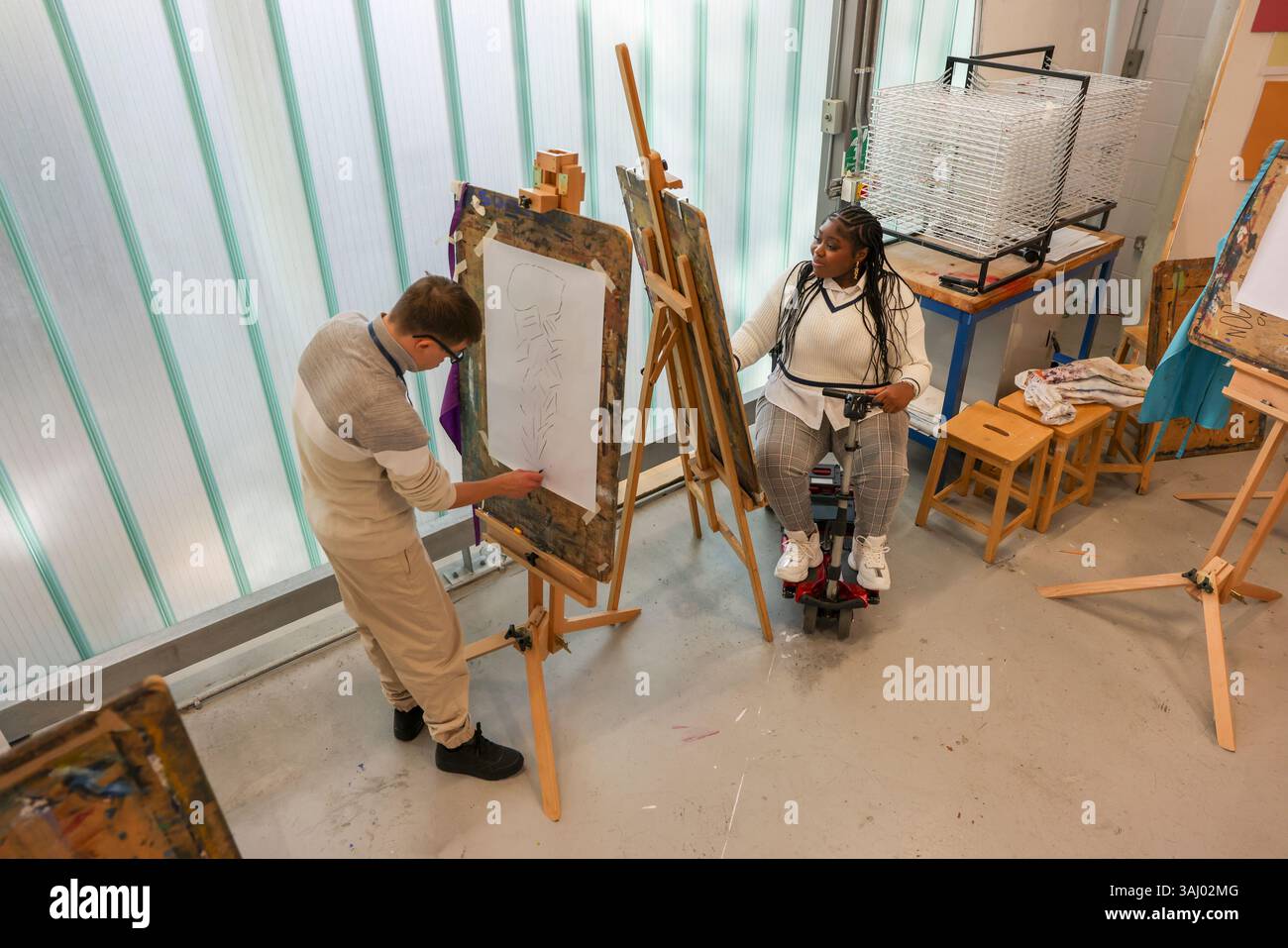Personnes handicapées dessinant en atelier Banque D'Images