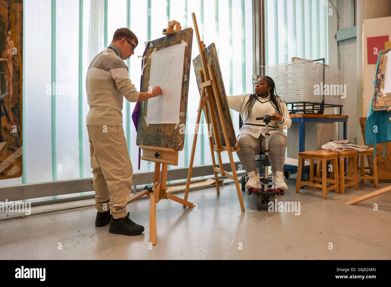 Personnes handicapées dessinant en atelier Banque D'Images