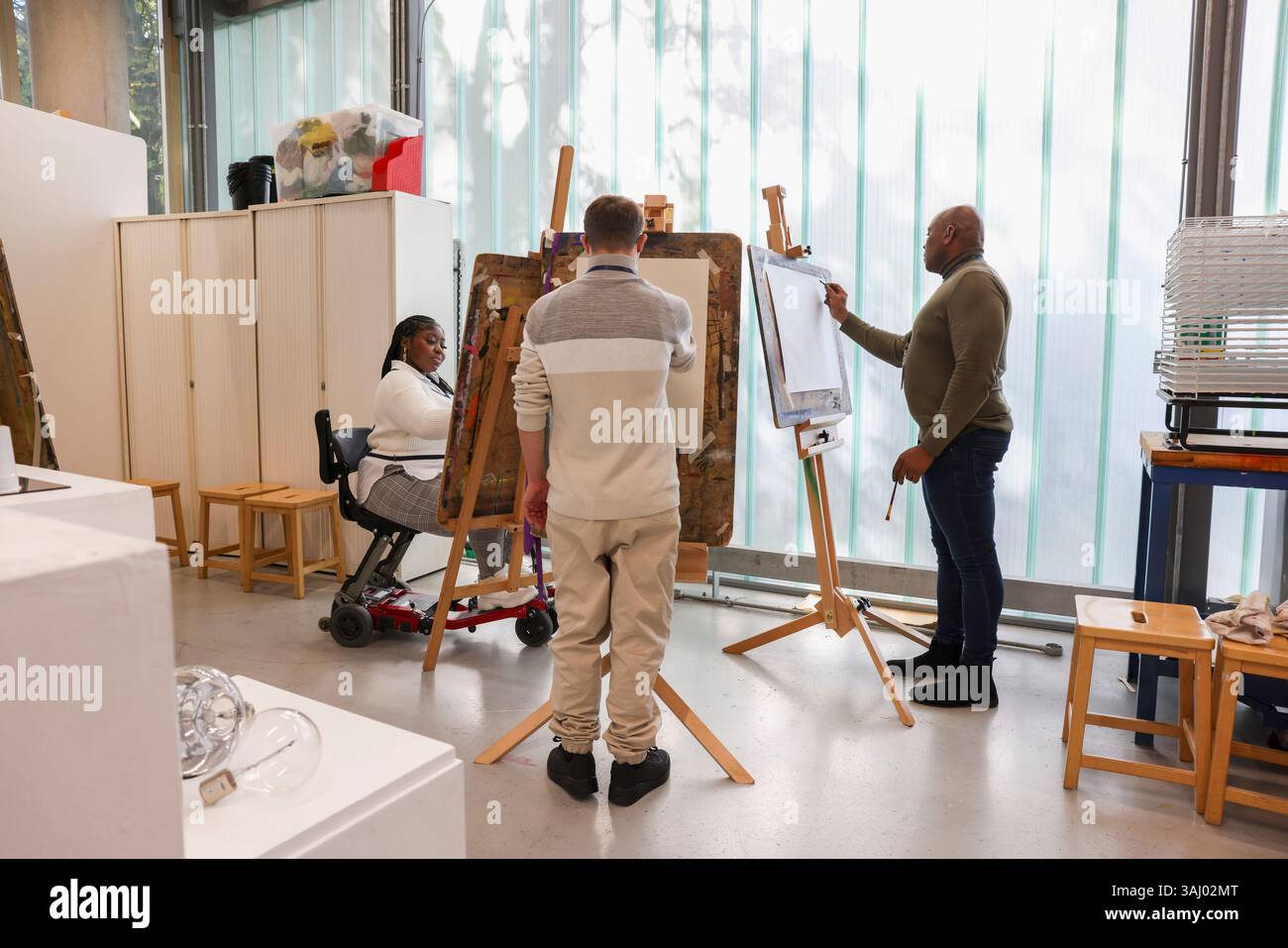 Personnes handicapées dessinant en atelier Banque D'Images