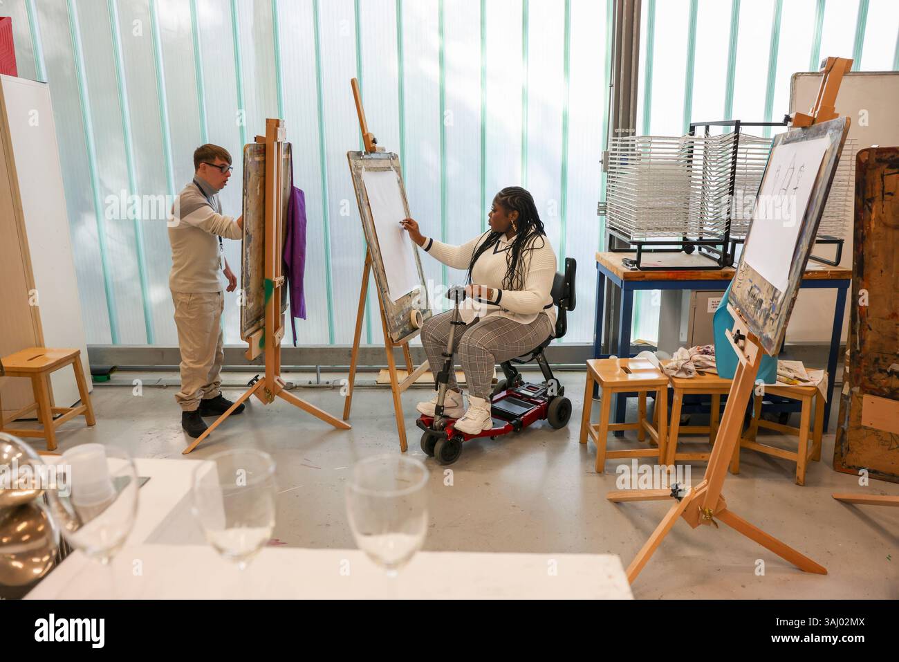 Personnes handicapées dessinant en atelier Banque D'Images