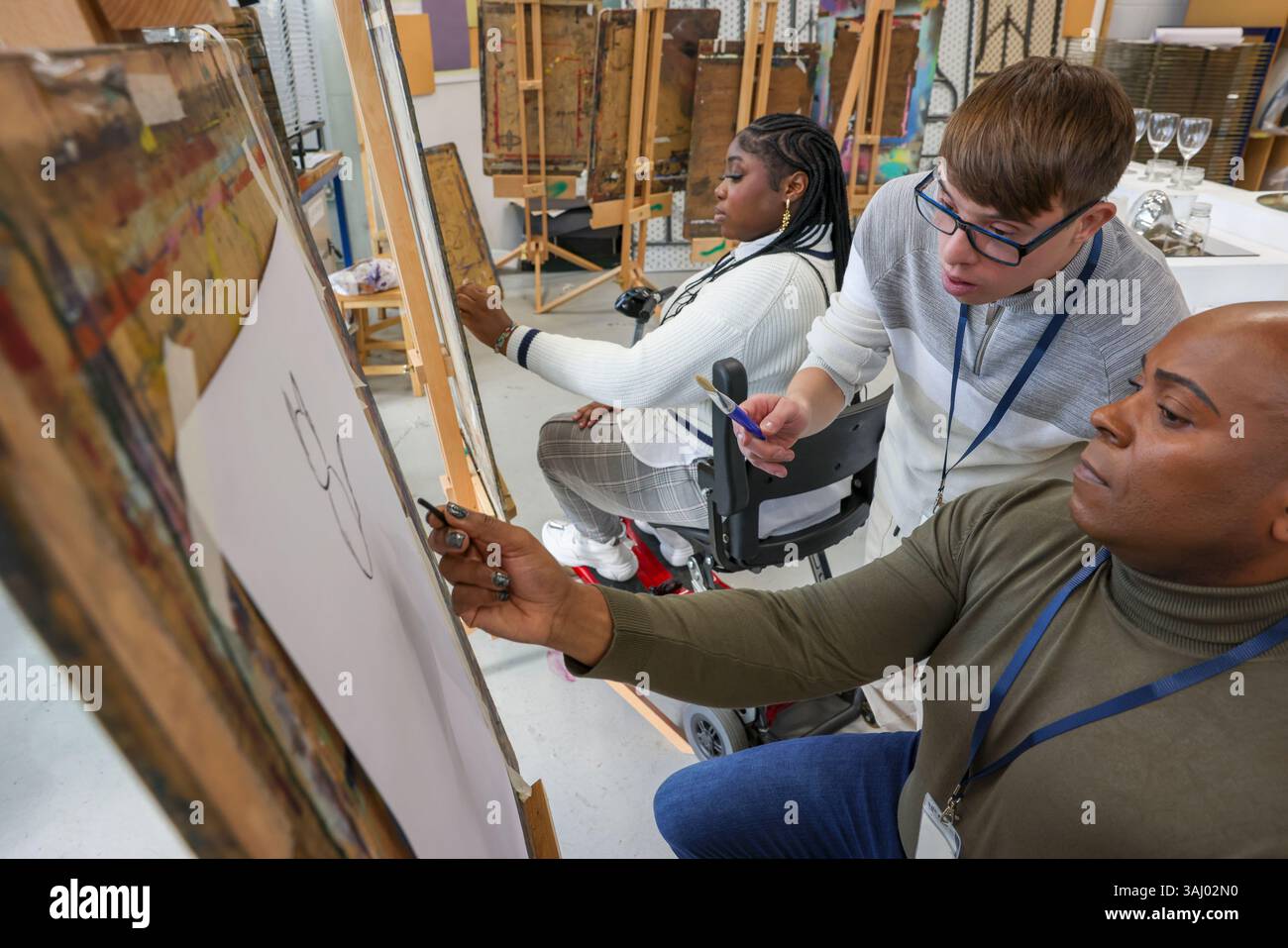 Les personnes ayant divers handicaps aux cours d'art. Banque D'Images