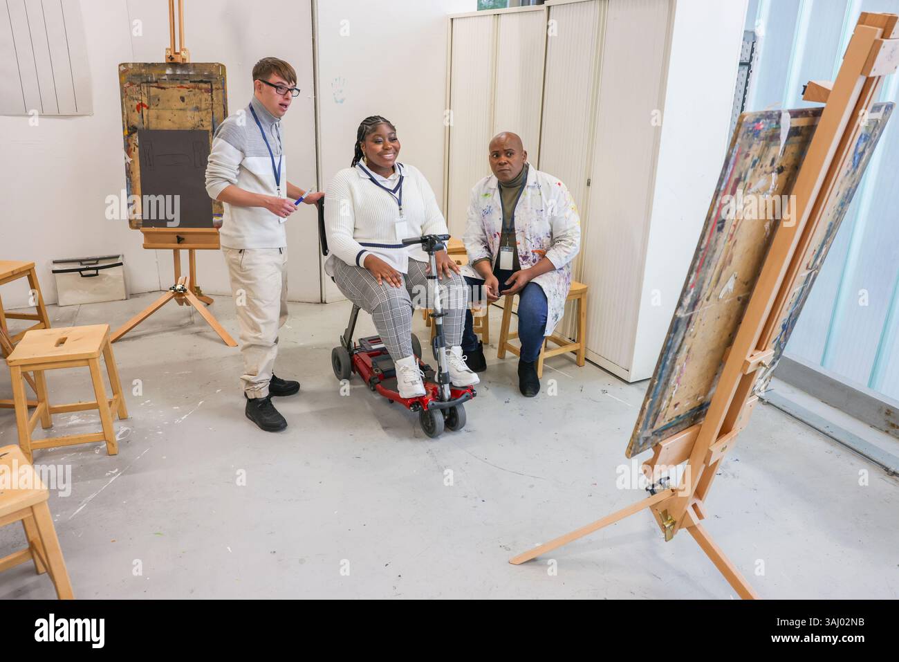 Les personnes handicapées parlent en atelier Banque D'Images
