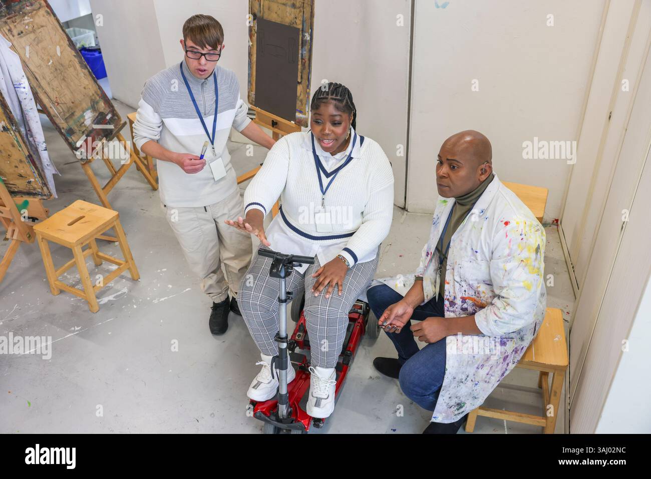 Les personnes handicapées parlent en atelier Banque D'Images
