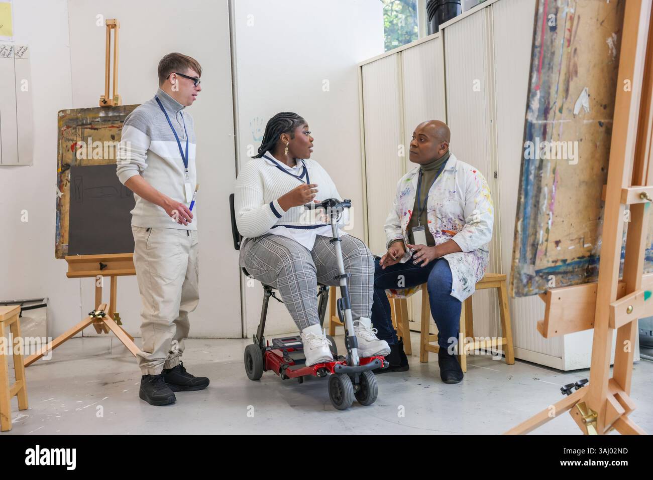 Les personnes handicapées parlent en atelier Banque D'Images