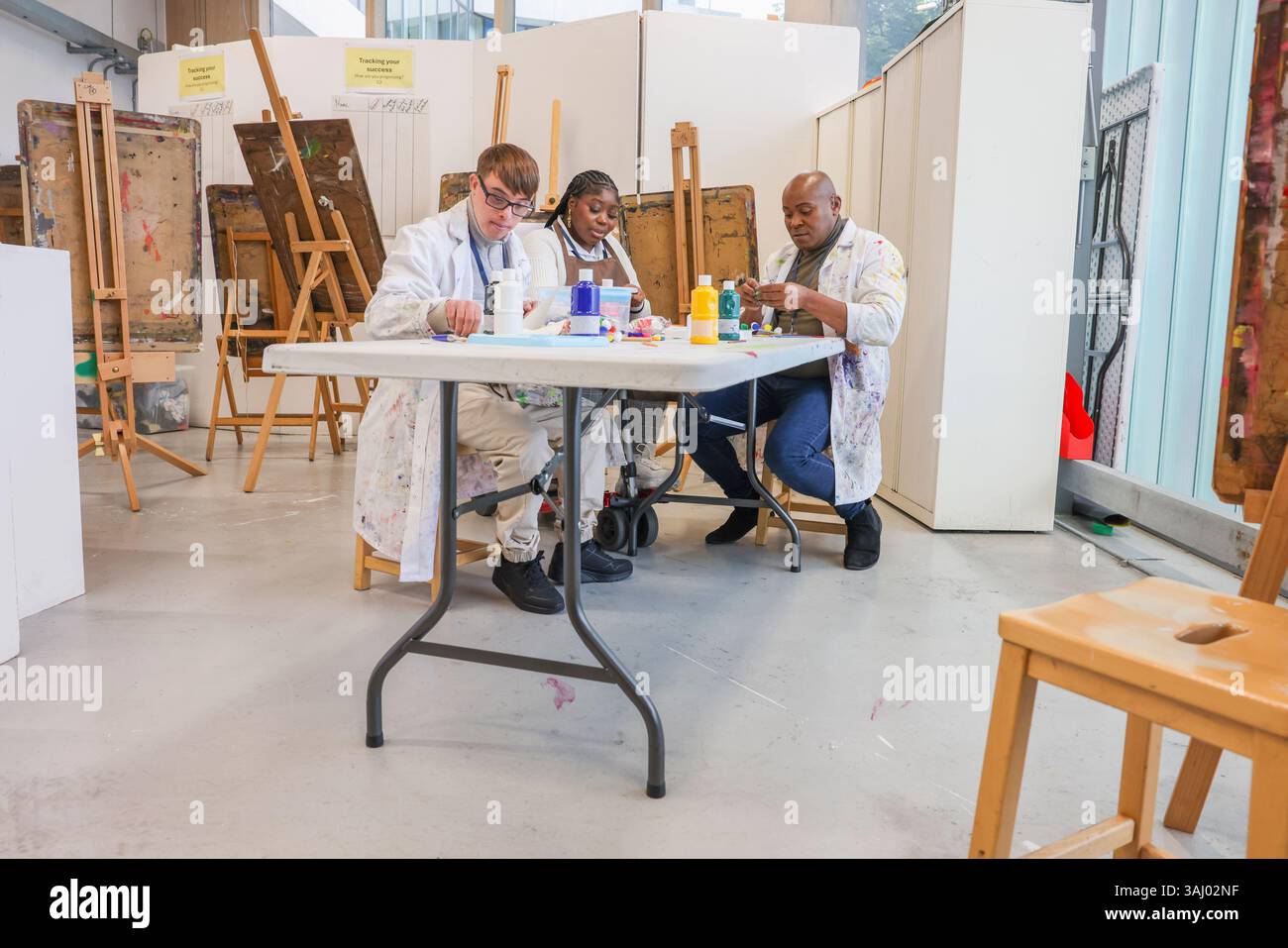 Personnes handicapées en atelier créatif Banque D'Images