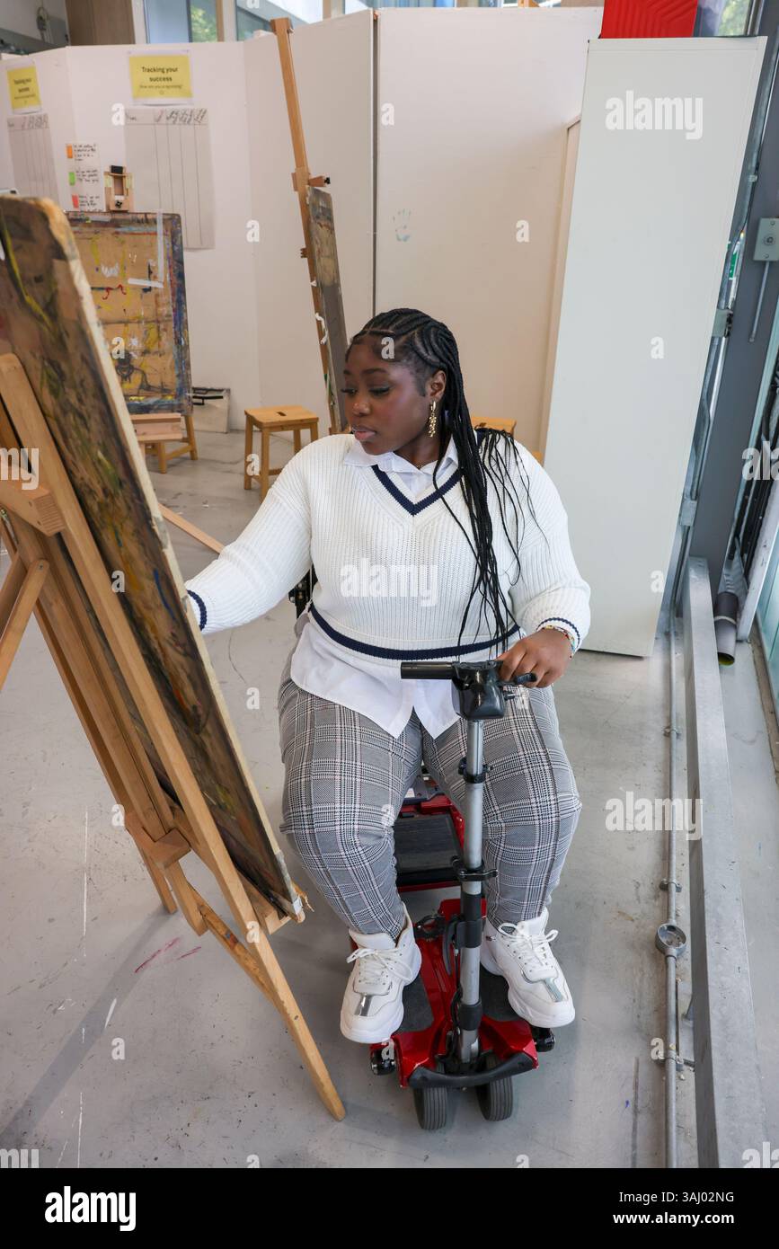 Femme handicapée dessinant dans des cours d'art. Banque D'Images