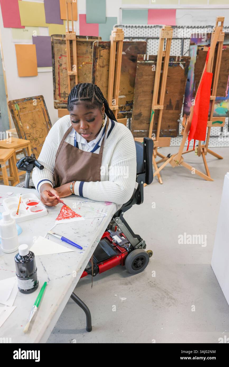 Femme handicapée en atelier créatif Banque D'Images