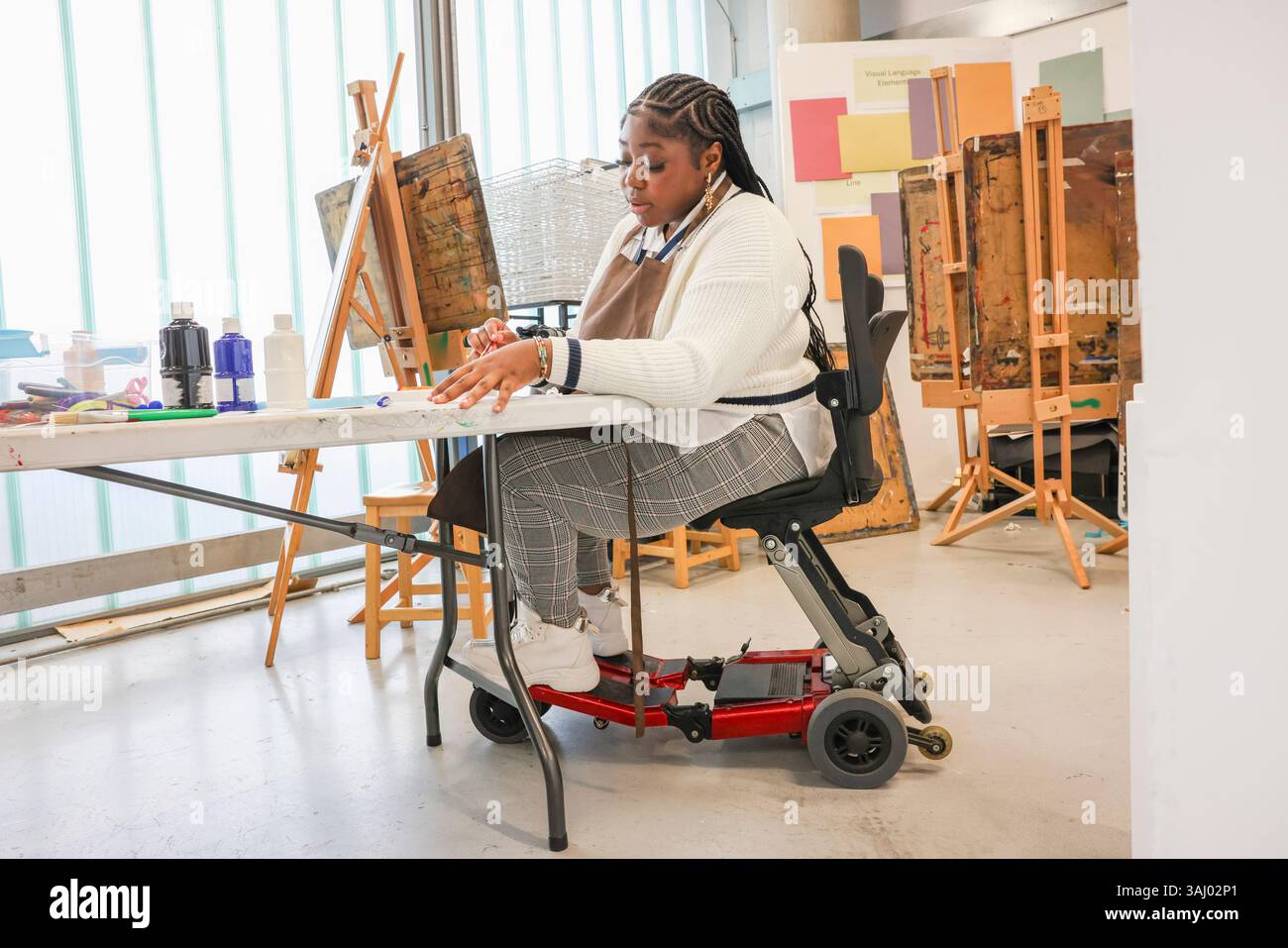 Femme handicapée en atelier créatif Banque D'Images