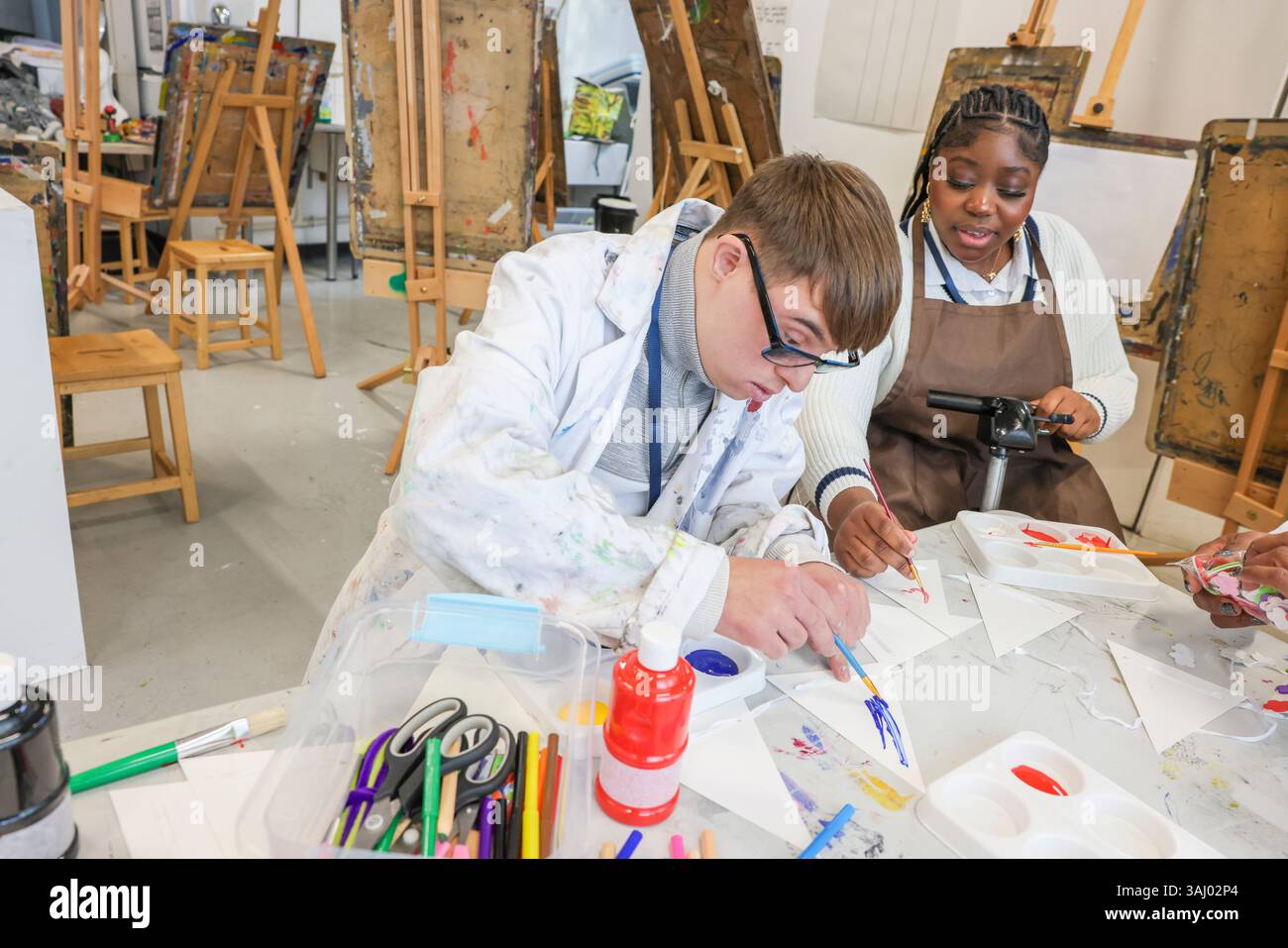Personnes handicapées en atelier créatif Banque D'Images