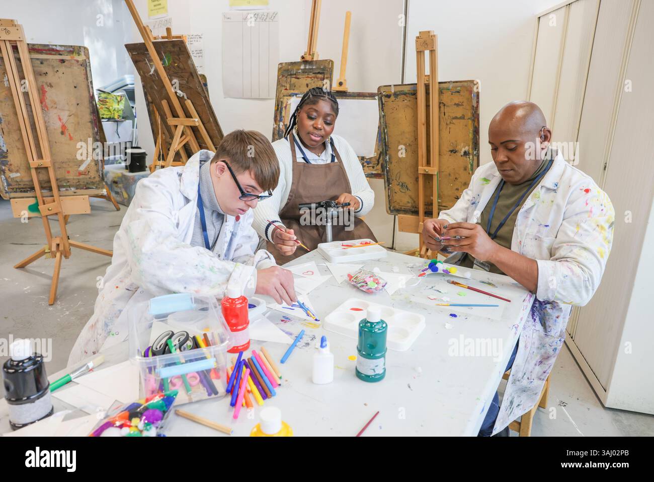 Personnes handicapées en atelier créatif Banque D'Images
