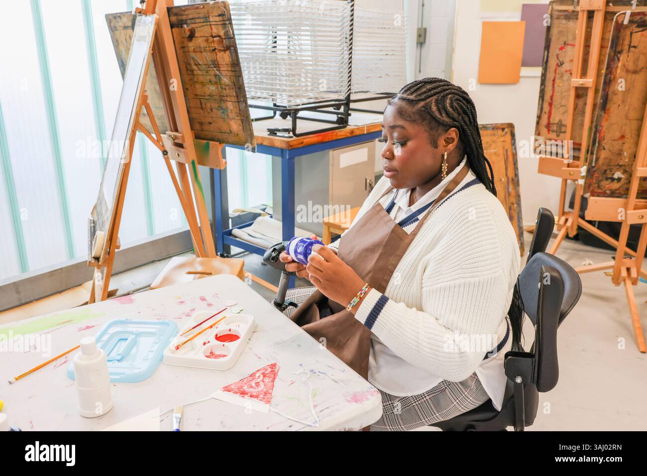 Femme handicapée en atelier créatif Banque D'Images