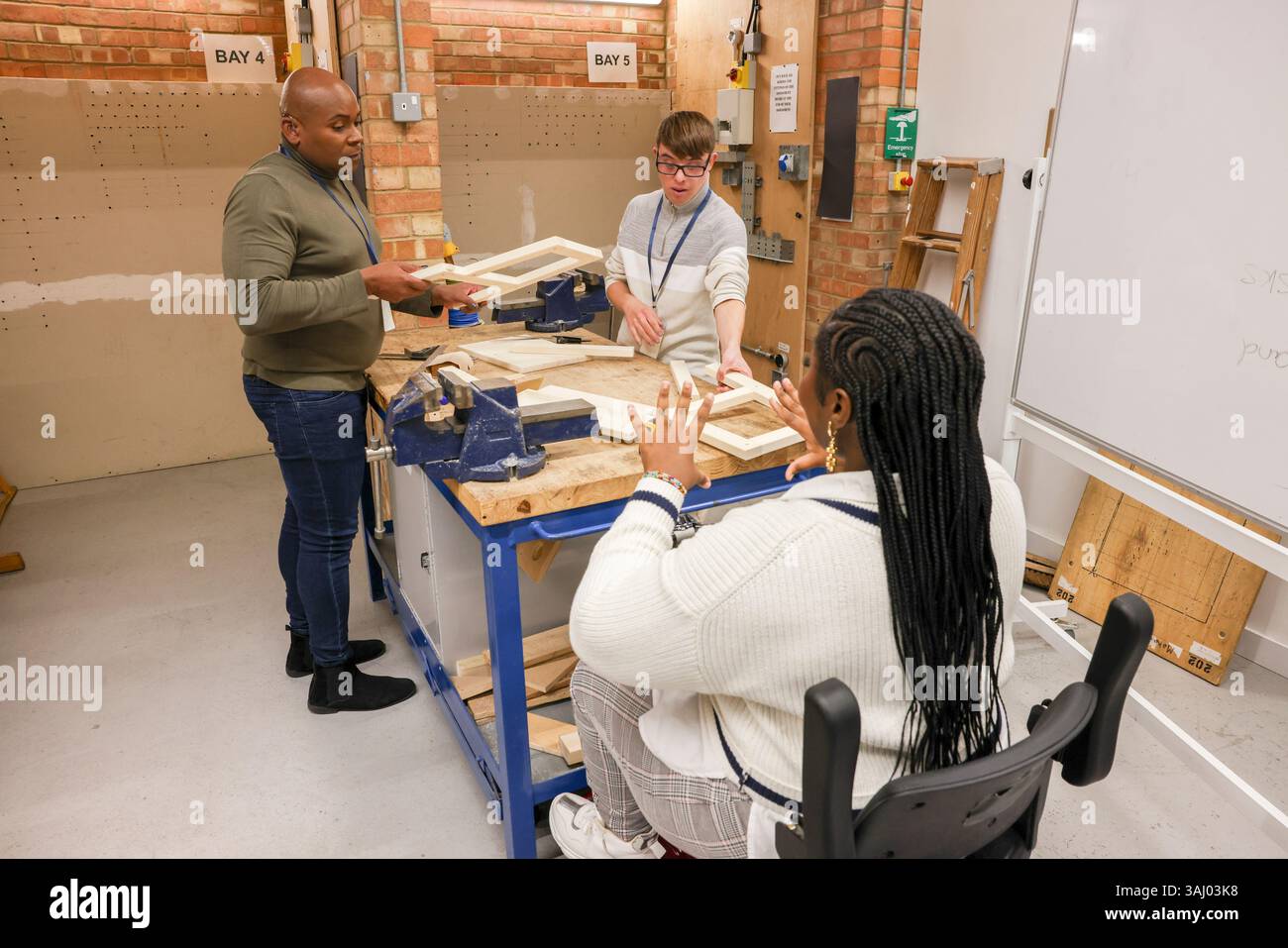 Hommes et femmes handicapés travaillant en atelier Banque D'Images