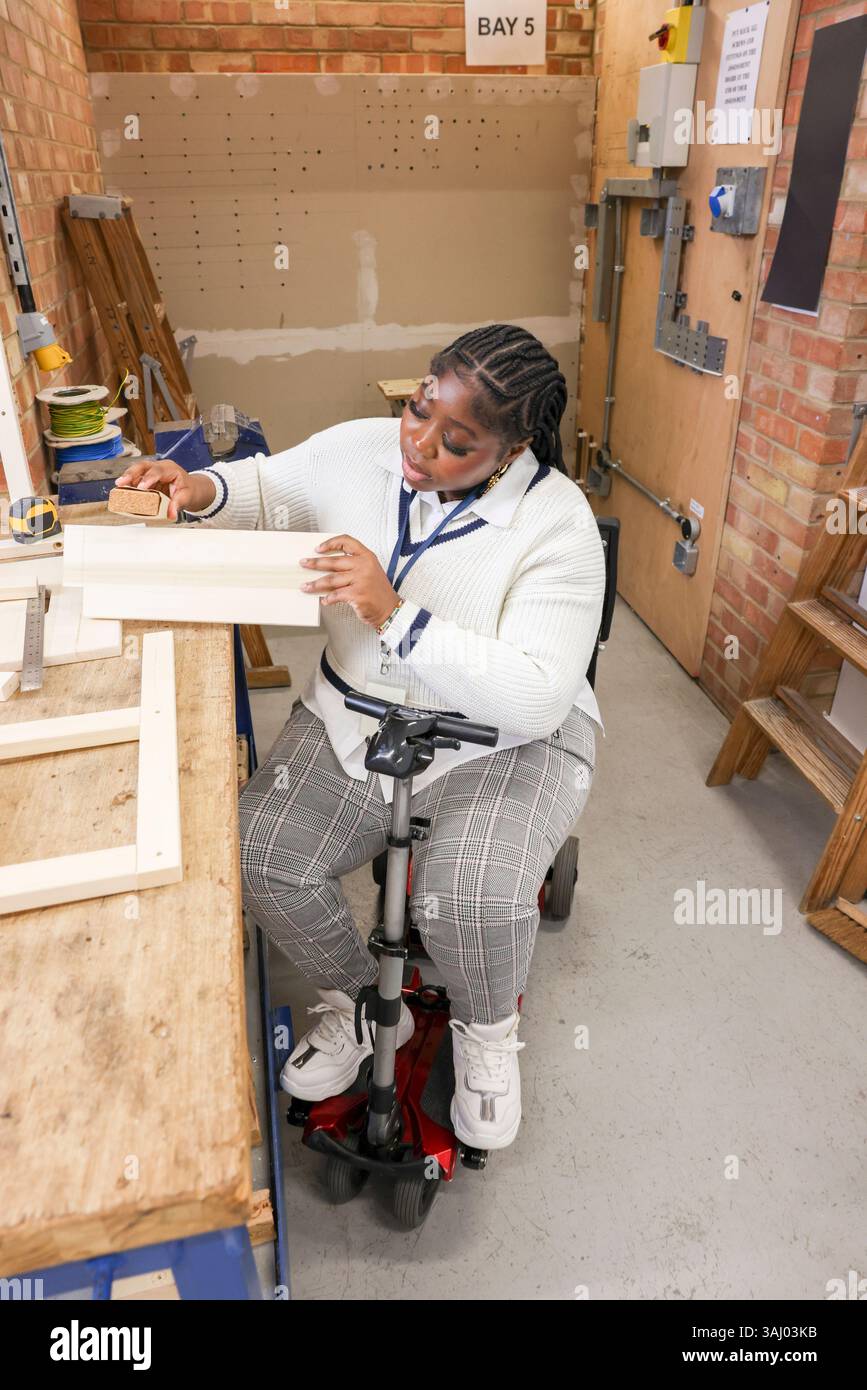 Femme handicapée travaillant en atelier Banque D'Images