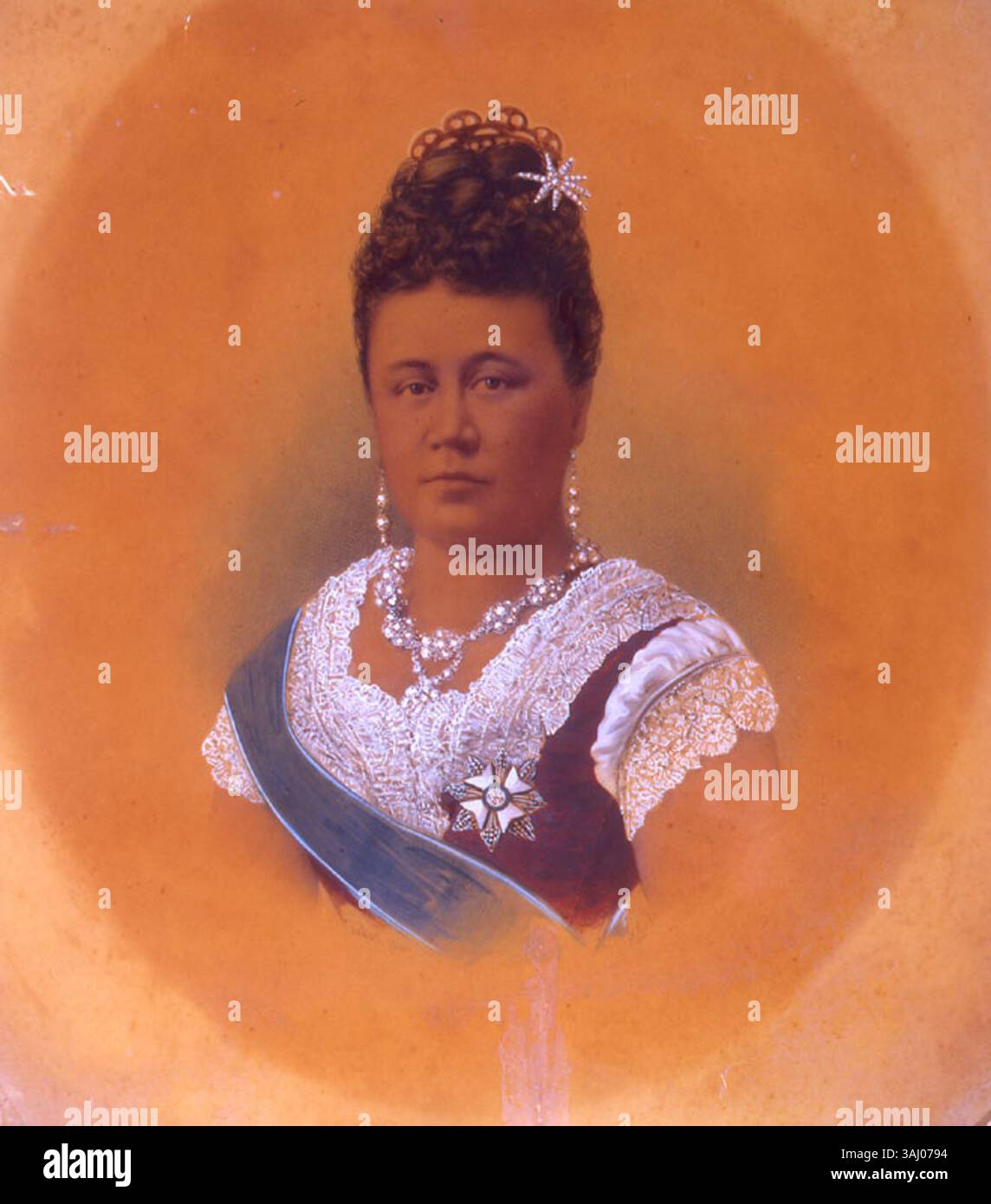 Cette photographie teintée à la main par Menzies Dickson, vers 1889, capture la reine Kapiolani d'Hawaï au palais d'Iolani. L'image reflète l'élégance royale et l'importance de la royauté hawaïenne à la fin du XIXe siècle. Banque D'Images