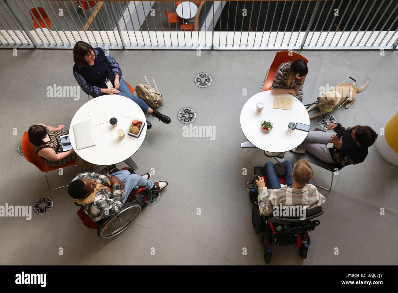 Les personnes handicapées qui parlent à des tables Banque D'Images