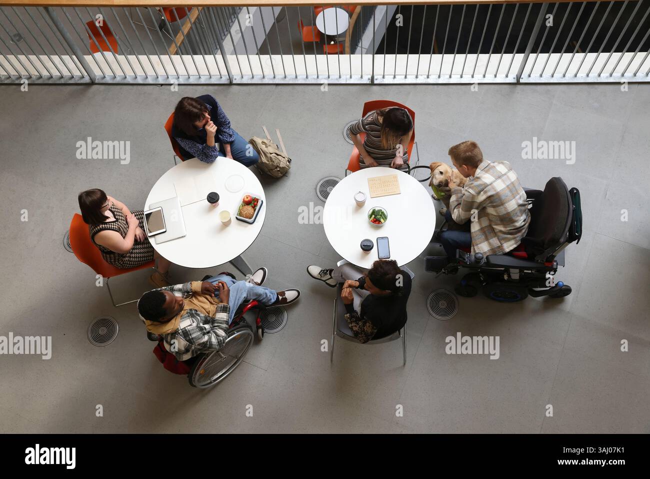Les personnes handicapées qui parlent à des tables Banque D'Images