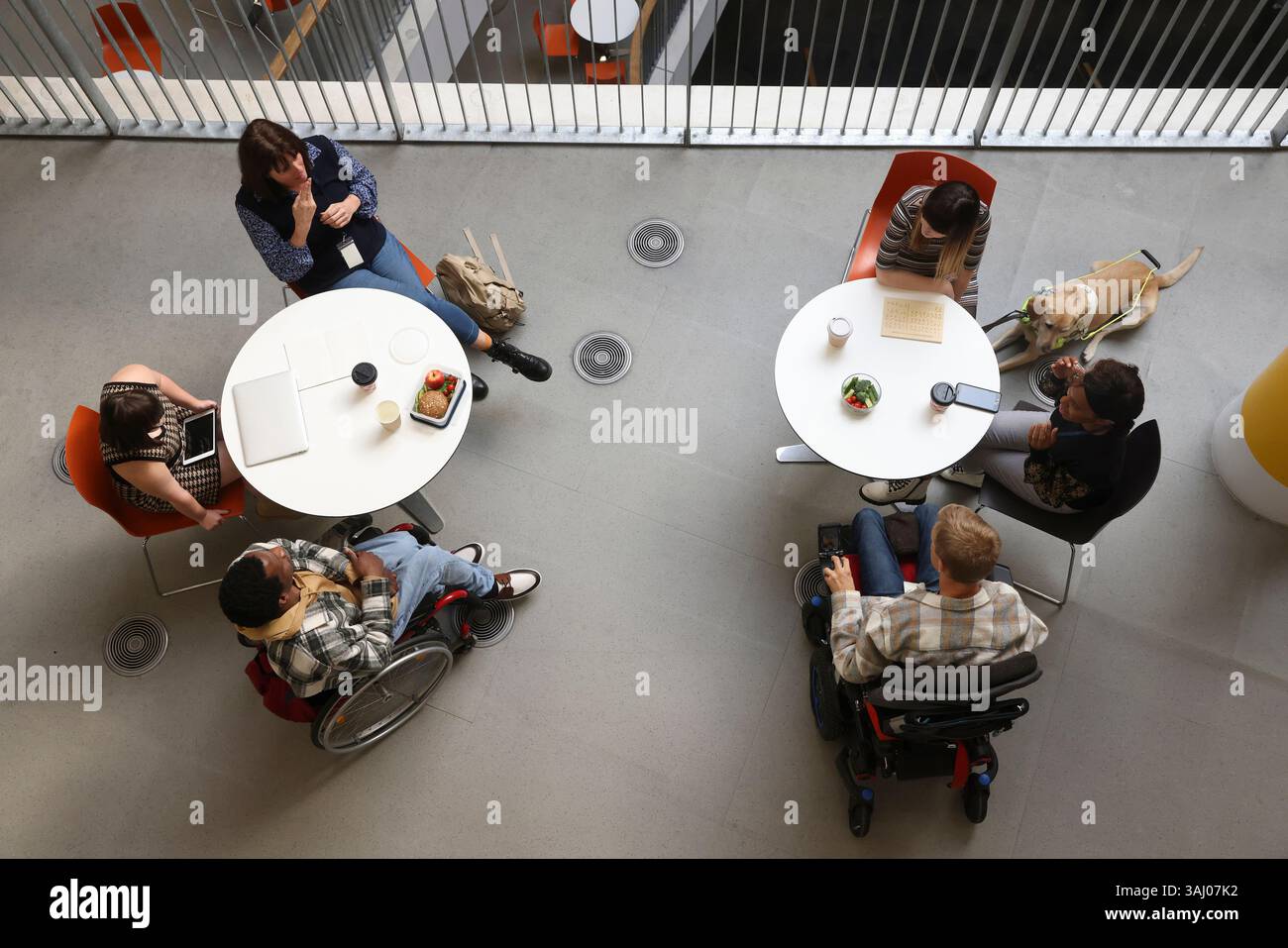 Les personnes handicapées qui parlent à des tables Banque D'Images