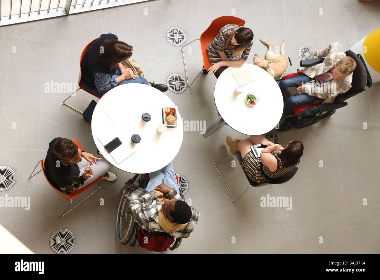 Les personnes handicapées qui parlent à des tables Banque D'Images