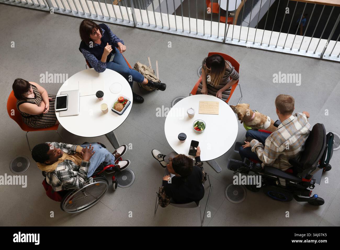 Les personnes handicapées qui parlent à des tables Banque D'Images