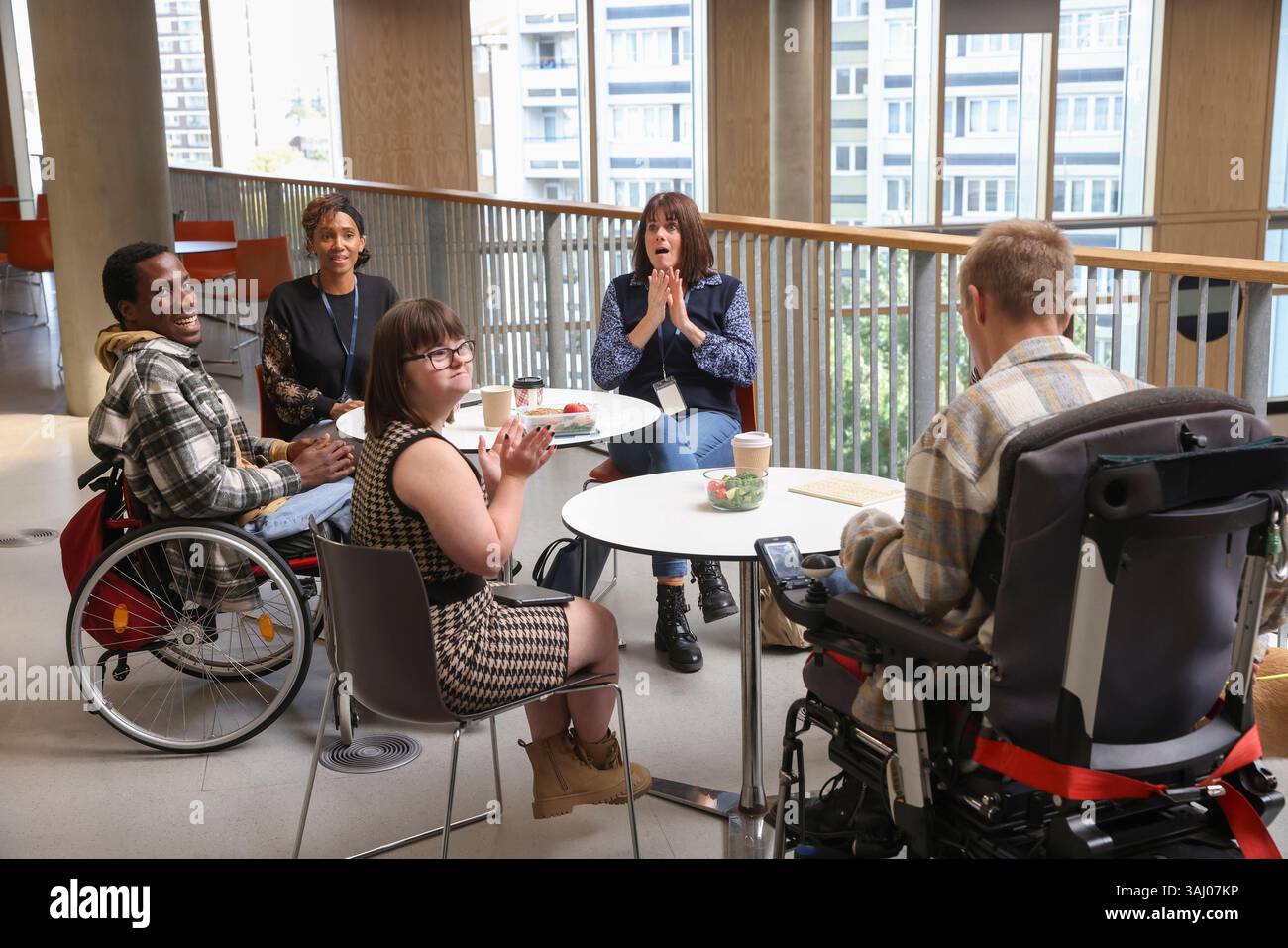 Les personnes handicapées qui parlent à des tables Banque D'Images