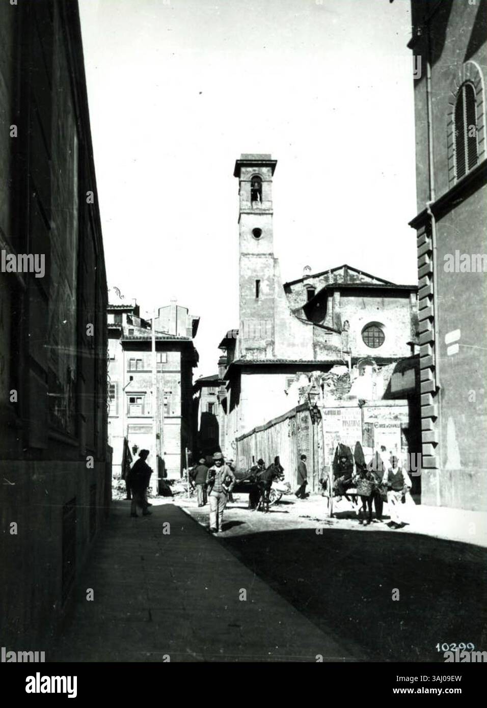 Cette photographie des années 1890 capture la via de' Pescioni lors de ses travaux d'agrandissement, vue depuis la via del Campidoglio. L'image reflète les transformations architecturales et urbaines de Rome à l'époque. Banque D'Images