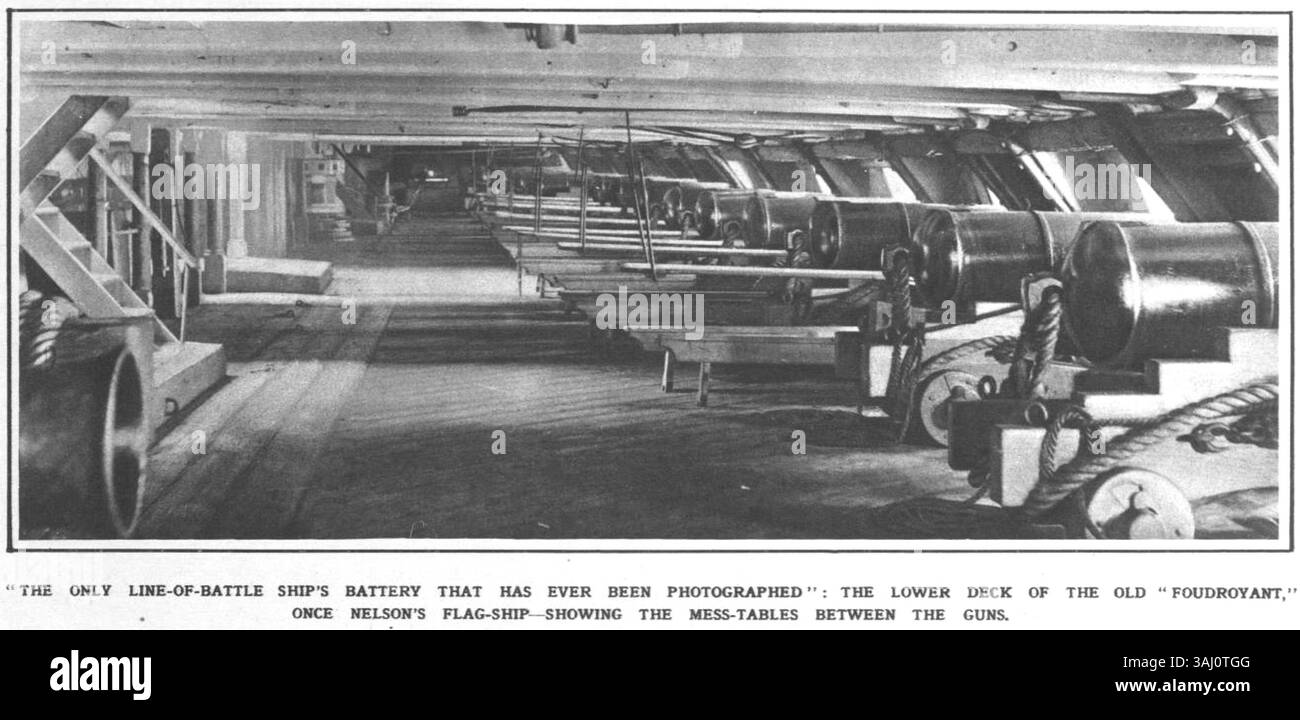 L'impression tirée de l'Illustrated London News (1920) intitulée « Foudroyant - Lower deck » montre une illustration du pont inférieur du « Old Foudroyant », un navire de guerre britannique historique. Cette impression met en valeur la conception du navire et l'histoire navale. Banque D'Images