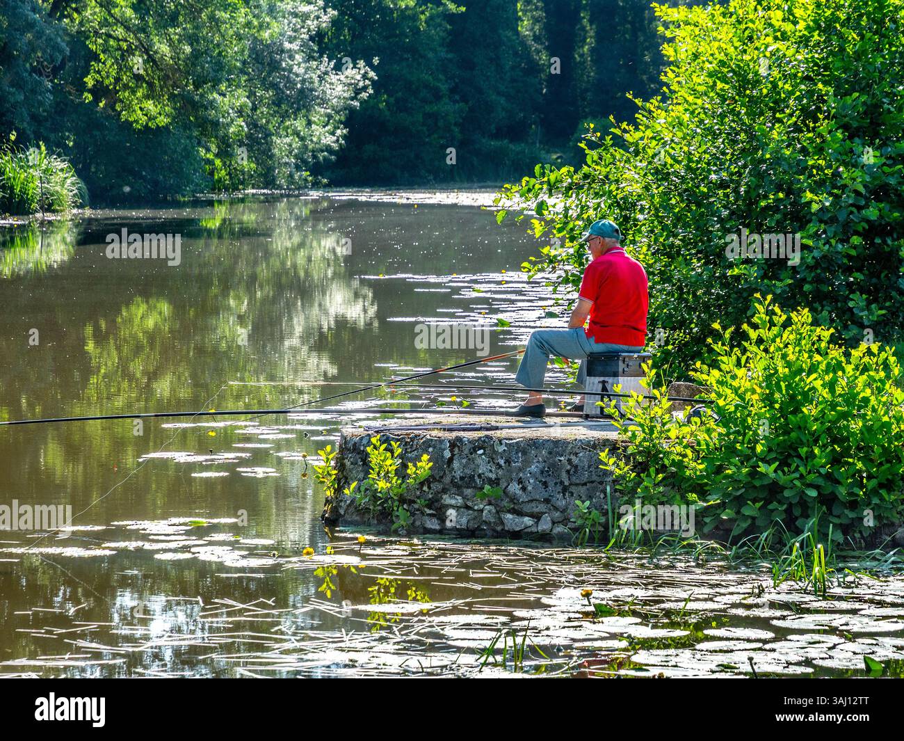 Homme pêche à la perche sur la rivière Claise - Martizay, Indre (36), France. Banque D'Images
