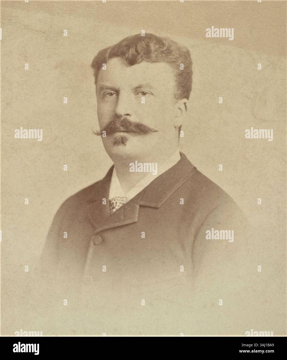 Cette photographie du XIXe siècle réalisée par Alphonse Liébert met en scène Guy de Maupassant, le célèbre écrivain français, mettant en valeur le style distinctif de la photographie de portrait populaire à cette époque. Banque D'Images