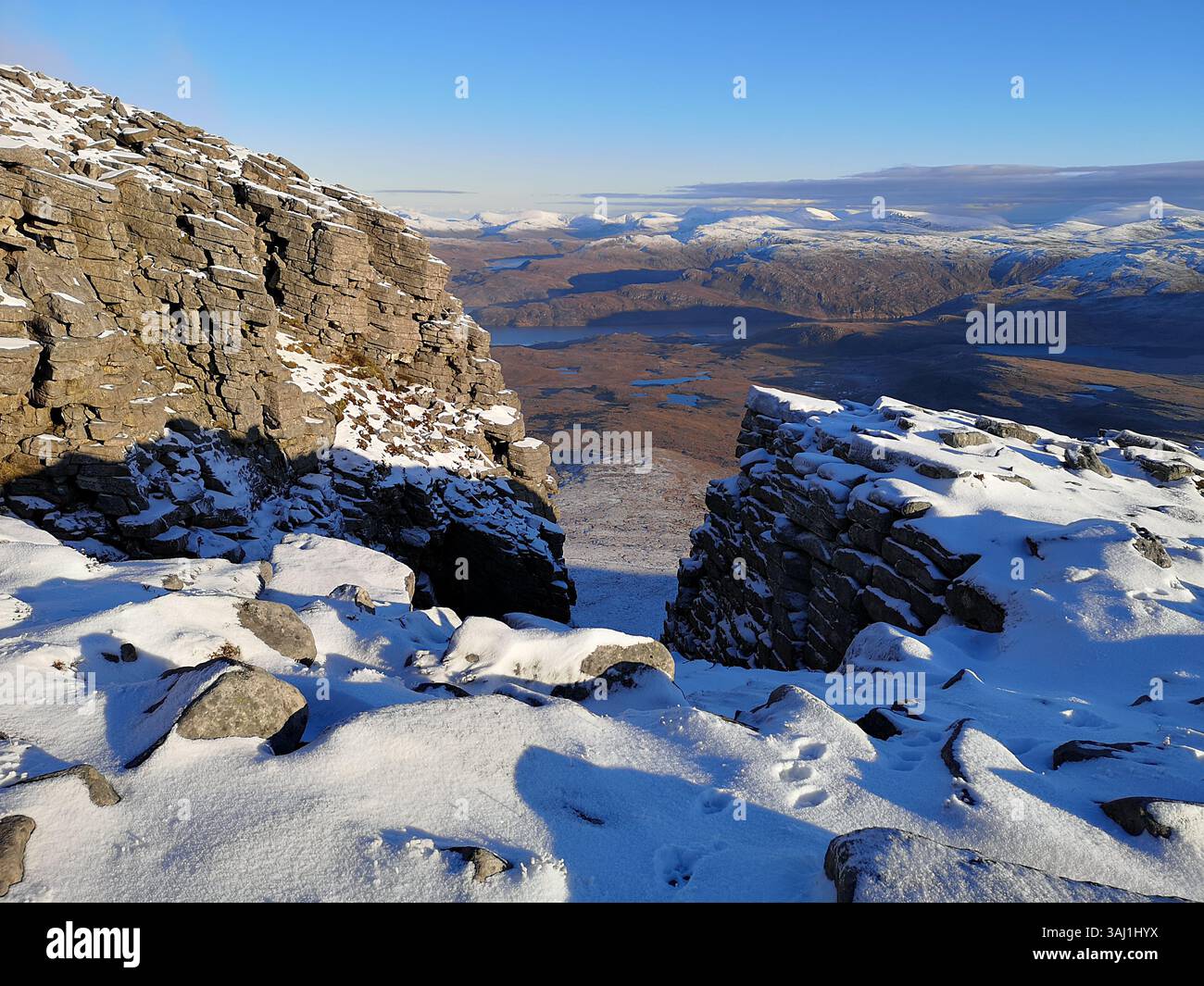 Paysage emblématique d'Assynt en Écosse qui fait partie de la route North Coast 500 qui comprend de belles plages telles que Achmelvich et Suilven Peak. - Image de stock capturée avec un smartphone