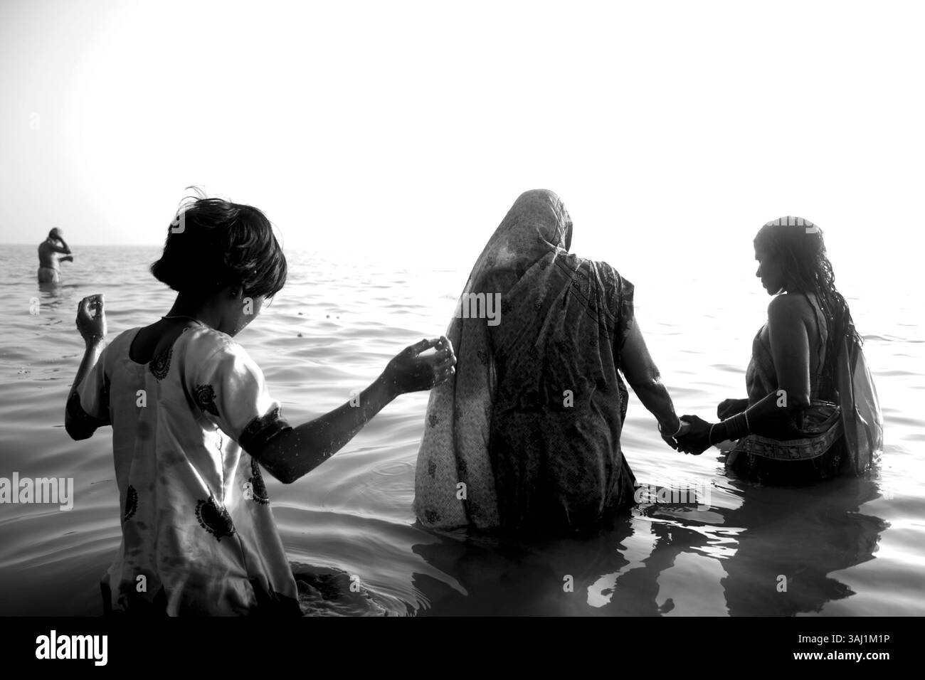 5 octobre 2016 - Gangasagar, Inde - pèlerins se baignant dans la baie du Bengale. Gangasagar pèlerinage et foire est la deuxième plus grande congrégation de l'humanité après la sainte Kumbha Mela. Ce dernier est observé une fois tous les quatre ans à des endroits alternatifs dans les parties nord, centre et centre-ouest du pays, la foire et le pèlerinage de Gangasagar ont lieu chaque année sur la pointe sud de l'île de Sagar dans le delta du Gange au sommet de la baie du Bengale. Gangasagar, Bengale occidental, Inde. (Crédit image : © Sri Kolari/Osfam India via ZUMA Wire) Banque D'Images