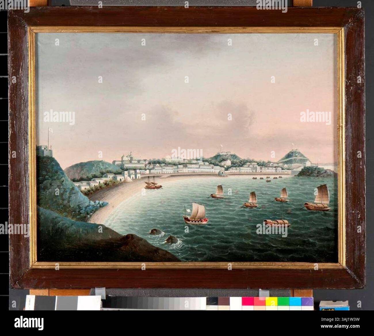 Cette peinture à l'huile de 1845-1850 représente une vue de la Praya Grande à Macao, mettant en valeur son front de mer animé. L'œuvre est un exemple des scènes maritimes et commerciales de l'époque. Banque D'Images