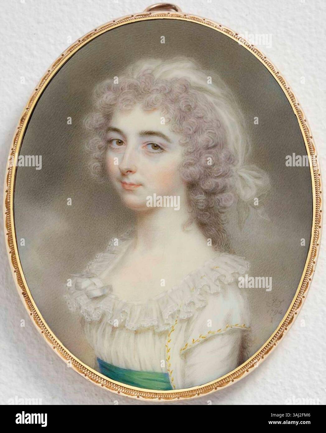 Ce portrait de 1794 par John Smart représente MRS John Richardson (née Harriet Emma Burnaby) dans une robe blanche avec un col à volants, une ceinture verte et un surmanteau blanc bordé d'or. Le revers de la miniature contient ses initiales et ses mèches de cheveux. Banque D'Images
