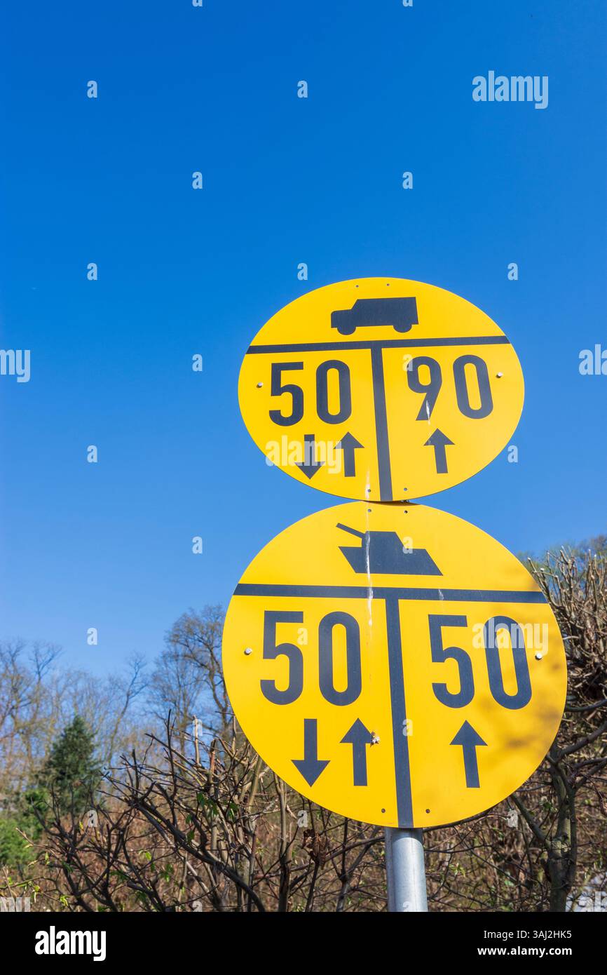 : Panneau de Militärische Lastenklasse (Classification de la charge militaire, MLC) devant un pont, restrictions de poids pour les véhicules militaires, délabré Banque D'Images