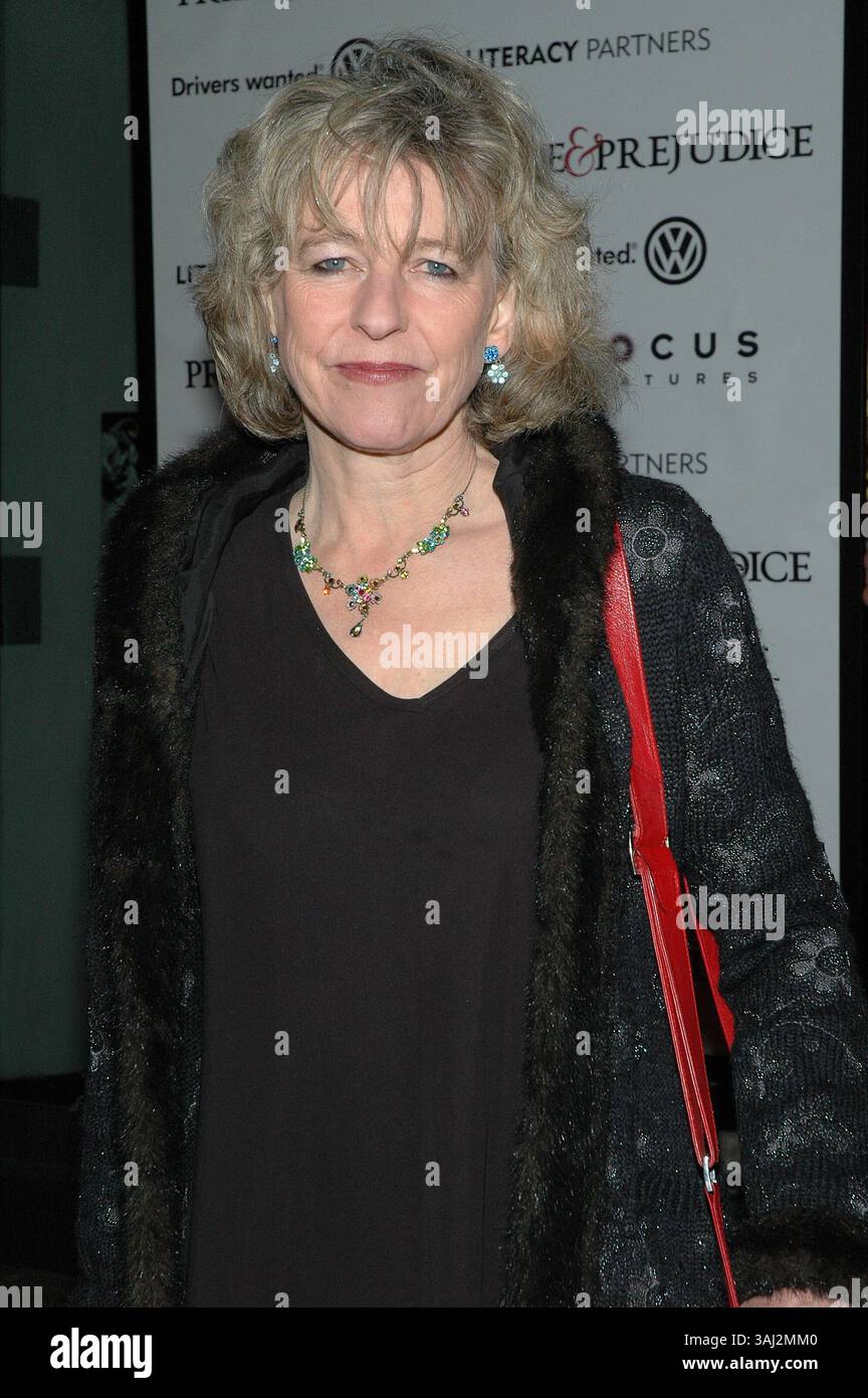 10 novembre 2005 - New York, NY, États-Unis - 10 novembre 2005 - New York, New York - la scénariste Deborah Moggach arrive à la première de son nouveau film ''Pride & Prejudice'' au Loews Lincoln Theater de Manhattan. . Crédit photo : Patti Ouderkirk/AdMedia (crédit image : © Patti Ouderkirk/AdMedia via ZUMA Wire) Banque D'Images