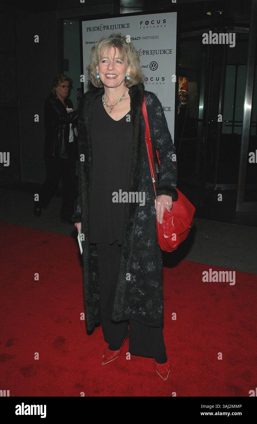 10 novembre 2005 - New York, NY, États-Unis - 10 novembre 2005 - New York, New York - la scénariste Deborah Moggach arrive à la première de son nouveau film ''Pride & Prejudice'' au Loews Lincoln Theater de Manhattan. . Crédit photo : Patti Ouderkirk/AdMedia (crédit image : © Patti Ouderkirk/AdMedia via ZUMA Wire) Banque D'Images