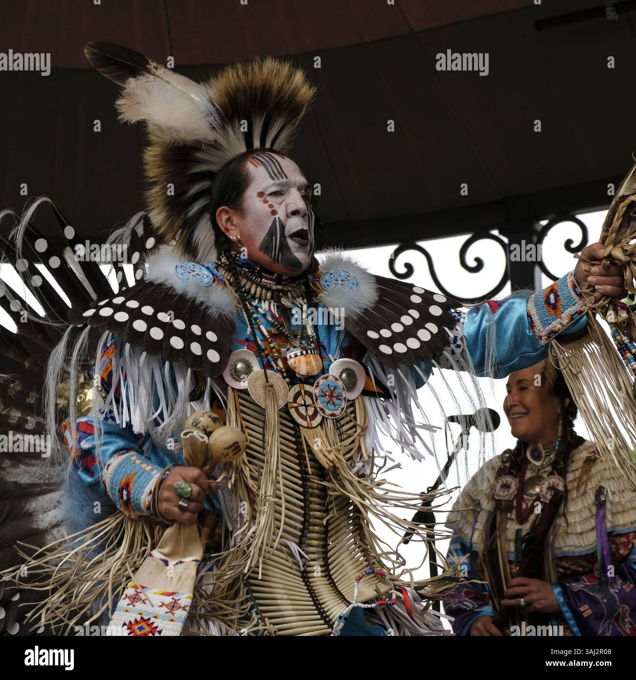 20 août 2017 - Santa Fe, Nouveau-Mexique, U. S - 2016 Native American Music Awards artiste de l'année, SHELLEY MORNINGSONG de N. Cheyenne et héritage hollandais se produit au Santa Fe Plaza avec son mari FABIAN FONTENELLE de l'héritage Zuni/Omaha pendant le marché indien de Santa Fe. (Crédit image : © Cathy Scholl via ZUMA Wire) Banque D'Images