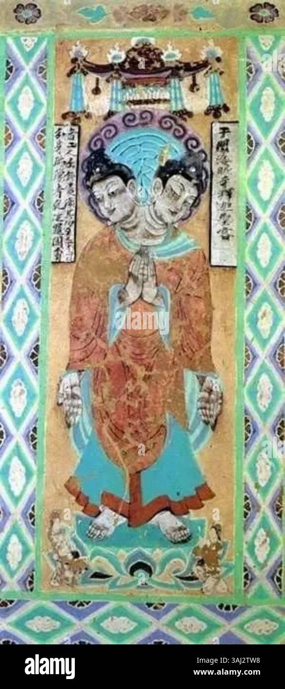 Sculpture d'un Bouddha à deux têtes de la dynastie Mid-Tang, présentant des caractéristiques artistiques uniques. La représentation est remarquable pour sa forme à double tête, qui combine l'imagerie bouddhiste traditionnelle avec l'expression artistique innovante de cette période. Banque D'Images