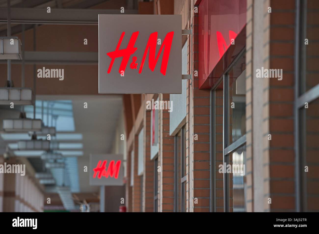 Voir le logo de façade de la marque de vêtements H et M. Banque D'Images