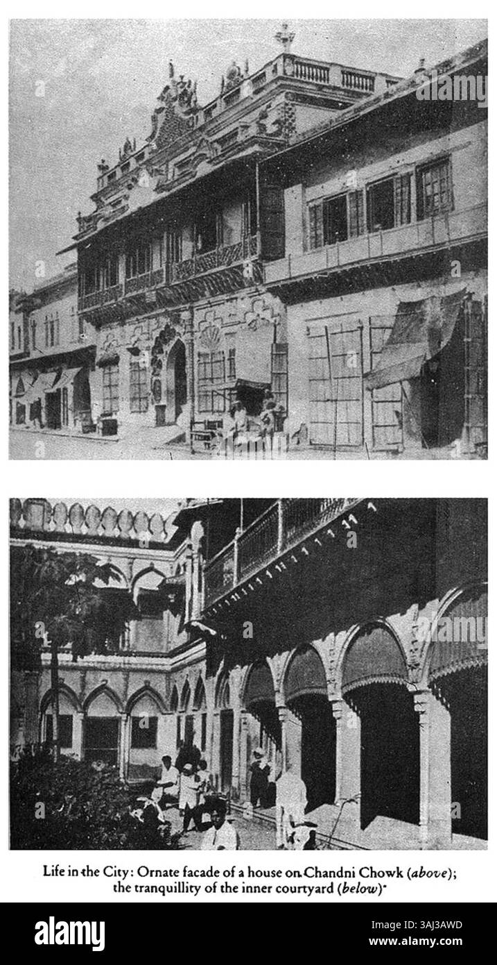 Photographiée par Felice Beato en 1858, cette image capture la façade ornée d’une maison sur Chandni Chowk, juxtaposée à la cour intérieure sereine, mettant en évidence les contrastes entre la vie urbaine animée et les espaces domestiques paisibles. Banque D'Images
