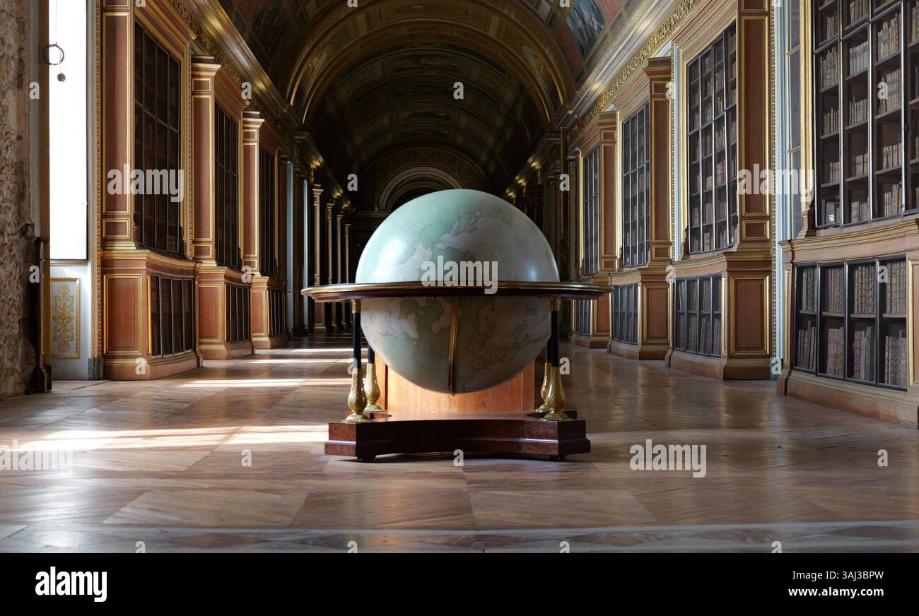 Majestueux hall de bibliothèque avec un grand globe antique au centre, évoquant l'exploration intemporelle et l'émerveillement savant. Banque D'Images