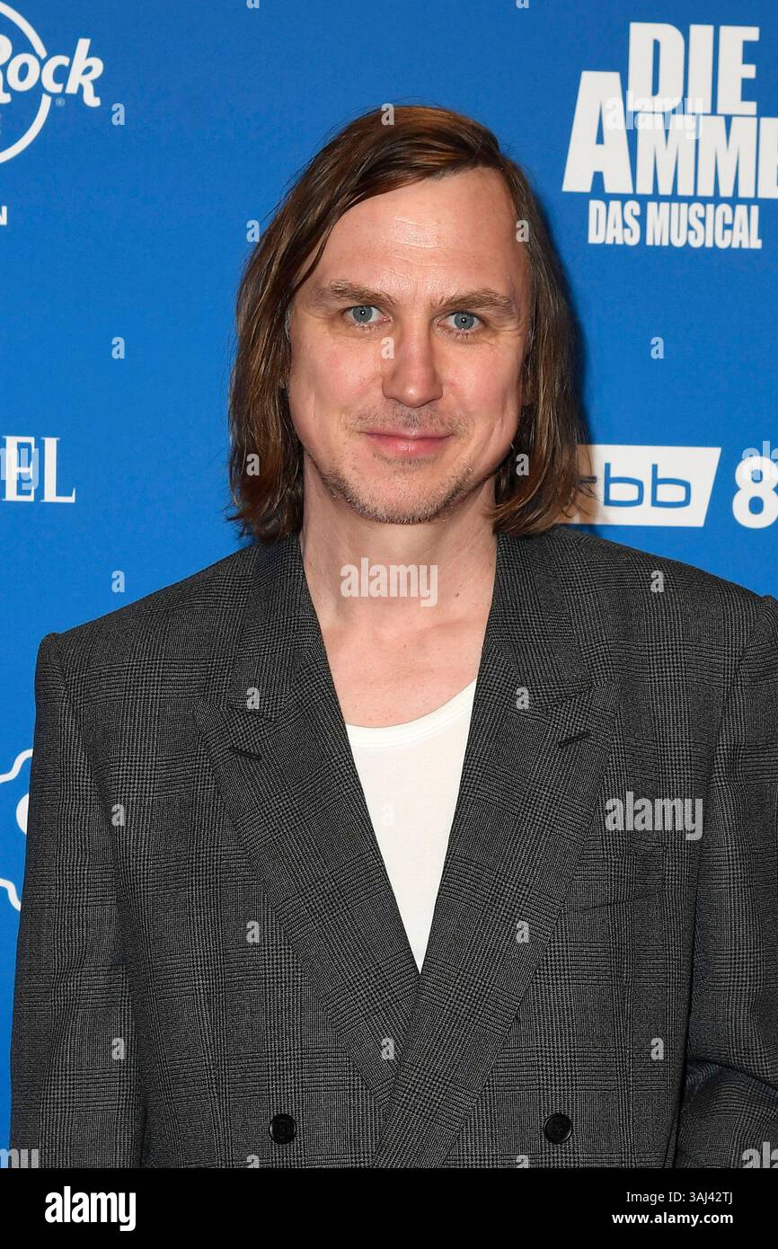 Lars Eidinger BEI der „Die Amme- das musical“ Premiere im Stage Theater des Westens AM 10.04.2025 à Berlin Banque D'Images