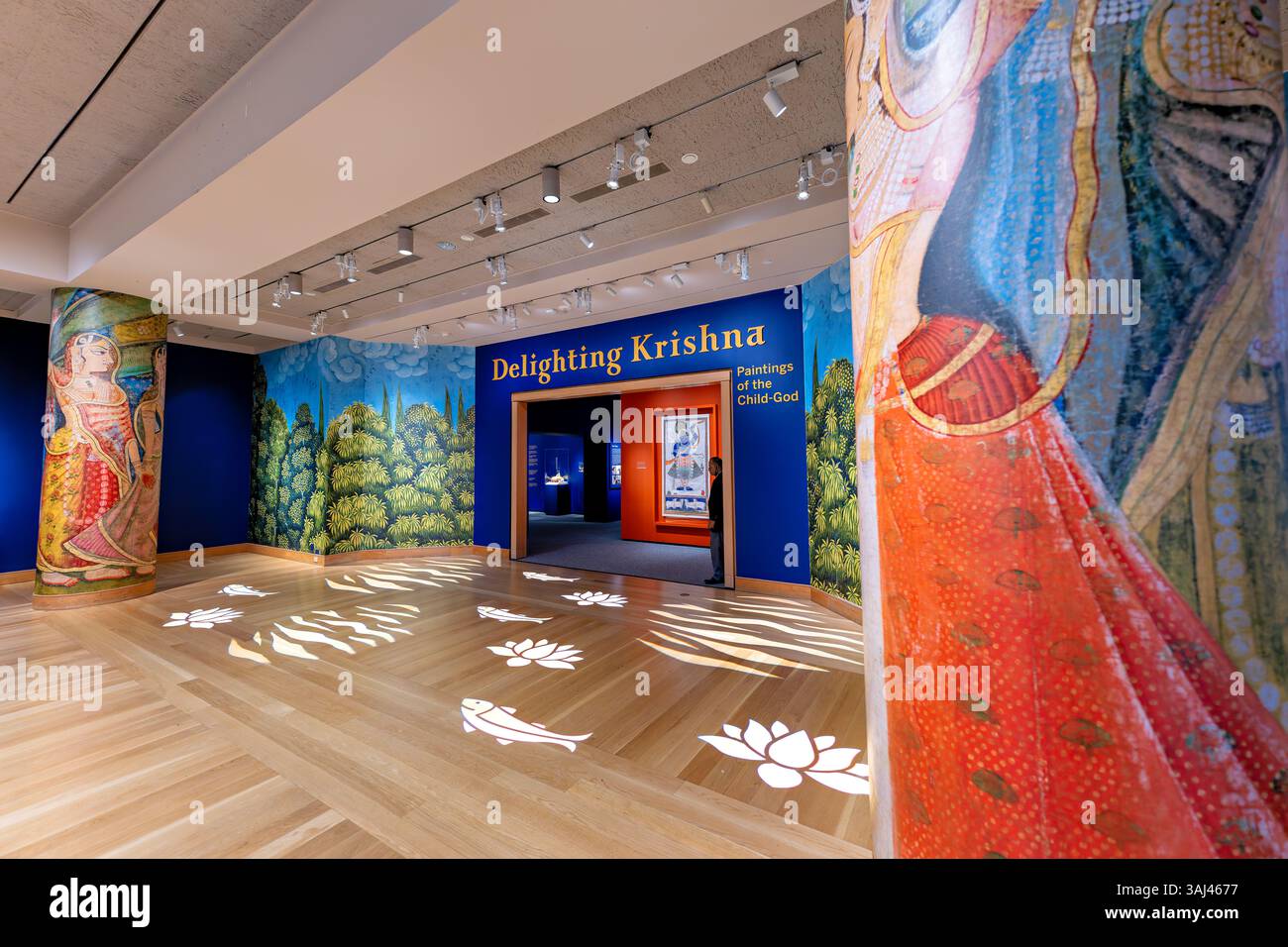 WASHINGTON DC — des peintures de Pichwai représentant la divinité enfantine Krishna sont exposées au National Museum of Asian Art dans le cadre de l'exposition « Delighting Krishna ». Les peintures monumentales sur tissu de coton, créées principalement aux XVIIIe et XIXe siècles à Nathdwara, Rajasthan, étaient traditionnellement accrochées derrière les icônes Krishna dans les temples. Cette exposition présente quatorze pichwais récemment conservés de la collection du musée, exposés ensemble pour la première fois depuis les années 1970 Banque D'Images