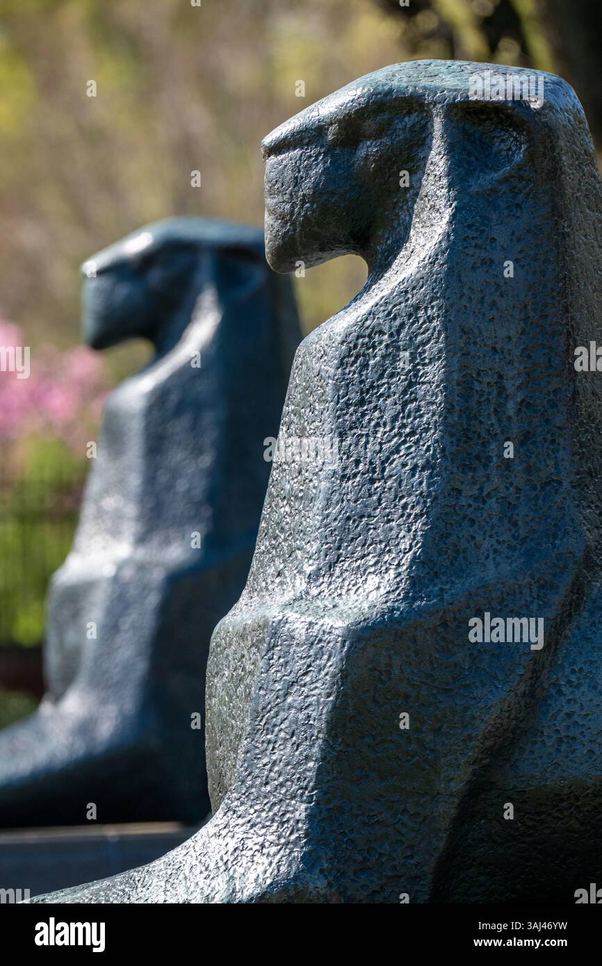 ARLINGTON, Virginie — deux lions de bronze conçus par le sculpteur néerlandais Paul Philip Koning gardent l'entrée du Carillon néerlandais dans le parc Arlington Ridge. Les sculptures du lion symbolisent la famille royale néerlandaise et ont été installées dans le cadre du monument du carillon, qui a été offert par les pays-Bas aux États-Unis en reconnaissance de l'aide américaine pendant et après la première Guerre mondiale. Le Carillon néerlandais se trouve près du cimetière national d'Arlington avec vue sur le National Mall de l'autre côté du fleuve Potomac. Banque D'Images