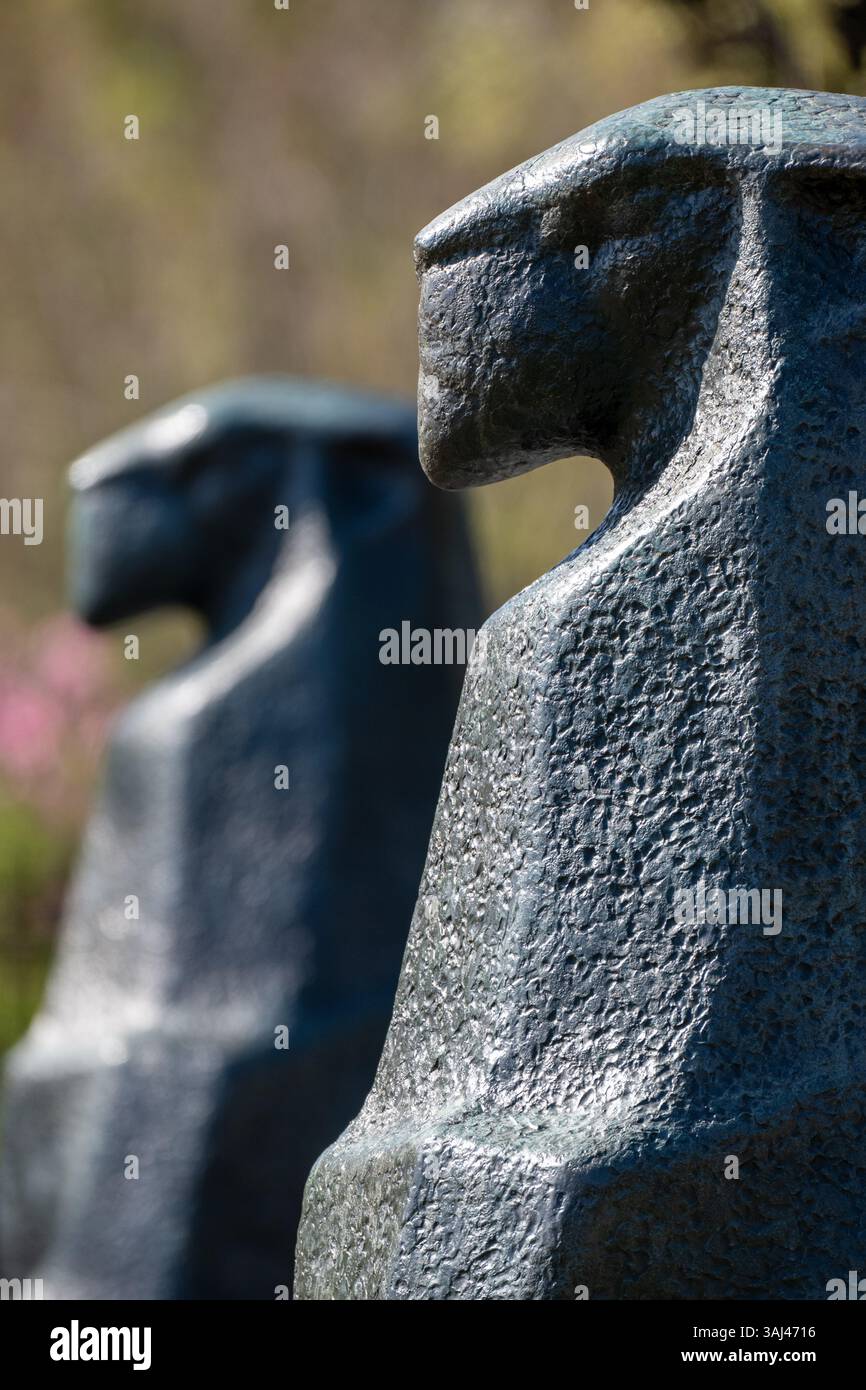 ARLINGTON, Virginie — deux lions de bronze conçus par le sculpteur néerlandais Paul Philip Koning gardent l'entrée du Carillon néerlandais dans le parc Arlington Ridge. Les sculptures du lion symbolisent la famille royale néerlandaise et ont été installées dans le cadre du monument du carillon, qui a été offert par les pays-Bas aux États-Unis en reconnaissance de l'aide américaine pendant et après la première Guerre mondiale. Le Carillon néerlandais se trouve près du cimetière national d'Arlington avec vue sur le National Mall de l'autre côté du fleuve Potomac. Banque D'Images