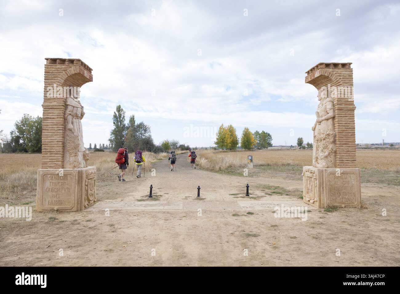 2 octobre 2015 - SahagúN, Castille-et-León/León, Espagne - Sahagún, Espagne : Marche près du Sanctuaire de notre-Dame du Pont. La porte cérémonielle marque le point intermédiaire du Camino Francés entre Saint-Jean-pied-de-Port et Saint-Jacques-de-Compostelle en Galice. (Crédit image : © Paul Gordon via ZUMA Wire) Banque D'Images