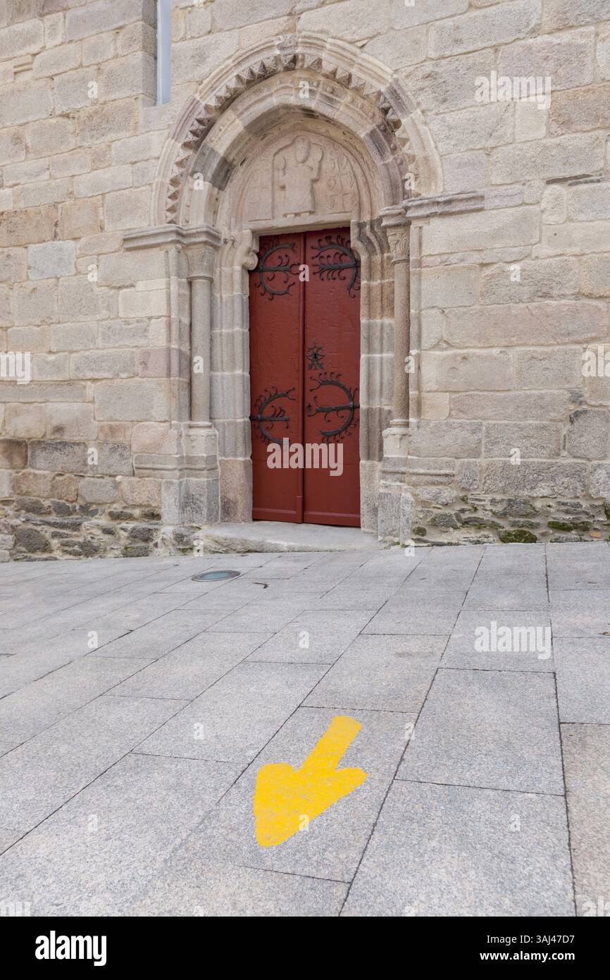 17 octobre 2015 - Sarria, Galice/Province de Lugo, Espagne - Galice, Espagne : flèche jaune typique marquant le Camino Francés sur la Rúa Maior près de l'Iglesia San Salvador. De nombreux pèlerins choisissent Sarria comme point de départ du Camino de Santiago. La distance de ce point à Santiago leur permet de parcourir les kilomètres nécessaires - à pied, à vélo ou à cheval - pour obtenir la Compostelle, un certificat d'achèvement du pèlerinage. (Crédit image : © Paul Gordon via ZUMA Wire) Banque D'Images