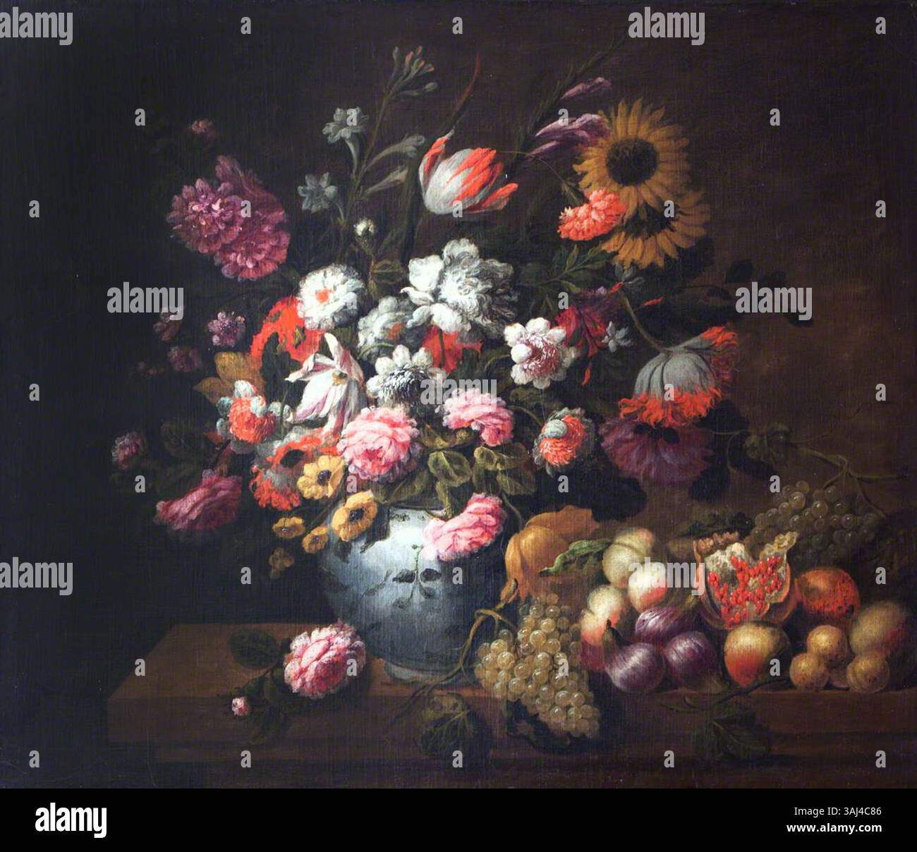 Cette nature morte datant de 1700, attribuée à Jean-Baptiste Monnoyer, présente des tulipes, des roses et des fruits disposés dans un bol en porcelaine. L'huile sur toile fait partie de la collection du National Trust. Banque D'Images