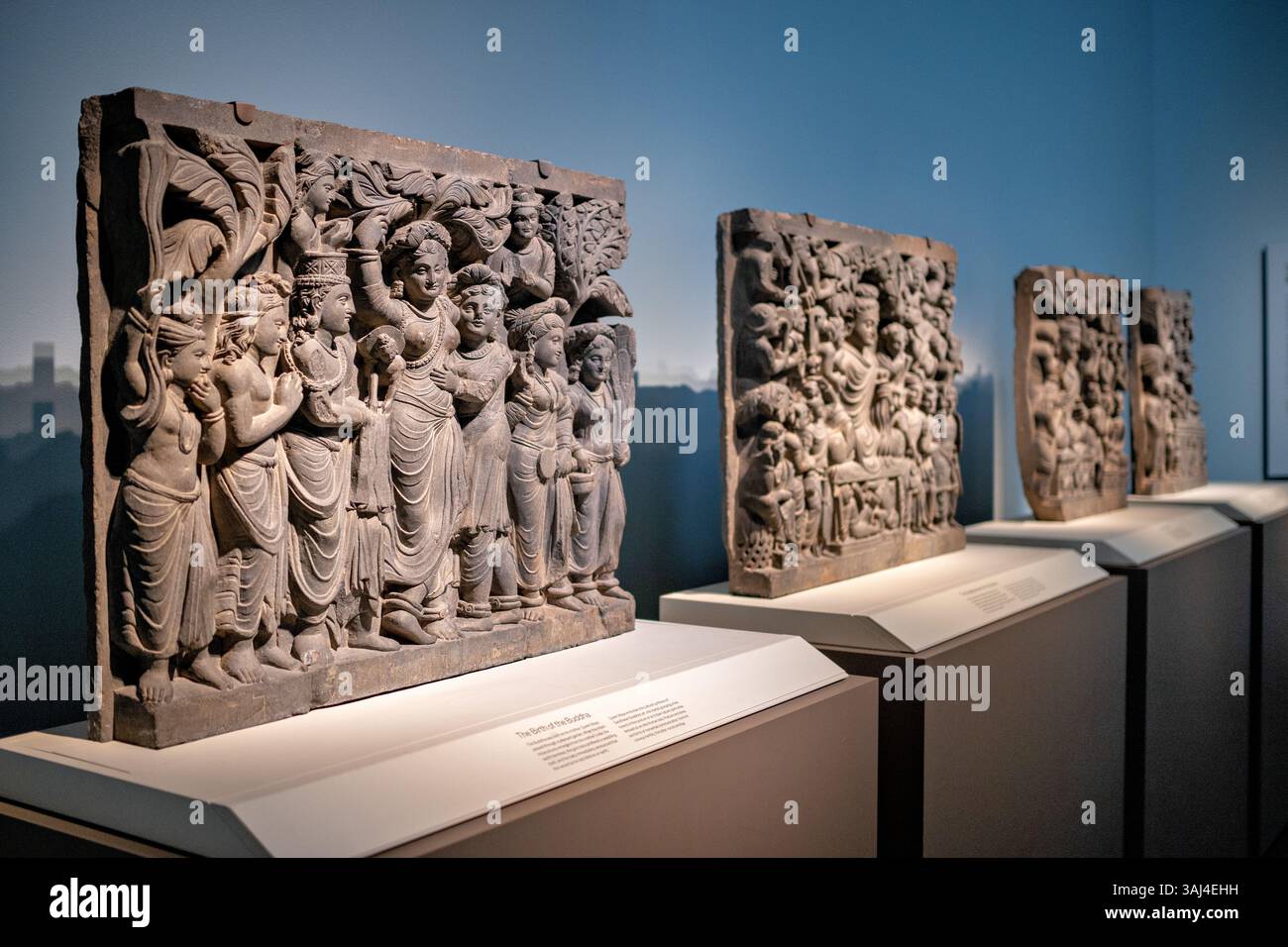 WASHINGTON DC — Un ensemble de quatre panneaux en relief de schiste de l'ancien Gandhara (Pakistan/Afghanistan moderne) représentant les événements majeurs de la vie du Bouddha, exposés au Smithsonian National Museum of Asian Art. Créés pendant la dynastie Kushan (fin du IIe siècle - début du IIIe siècle de notre ère), ces panneaux ornaient à l'origine un stupa monumental (monticule reliquaire). Les sculptures illustrent le style artistique gandharan distinctif qui a synthétisé l'esthétique gréco-romaine avec l'iconographie bouddhiste indienne, créant un type d'image influent du Bouddha qui s'est répandu dans toute l'Asie via la route de la soie. Banque D'Images