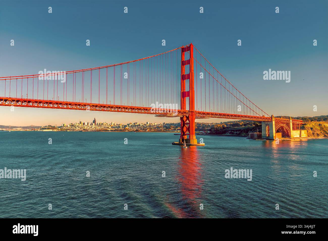 Une vue au coucher du soleil vers le côté sud du pont du Golden Gate à San Francisco au début du printemps Banque D'Images